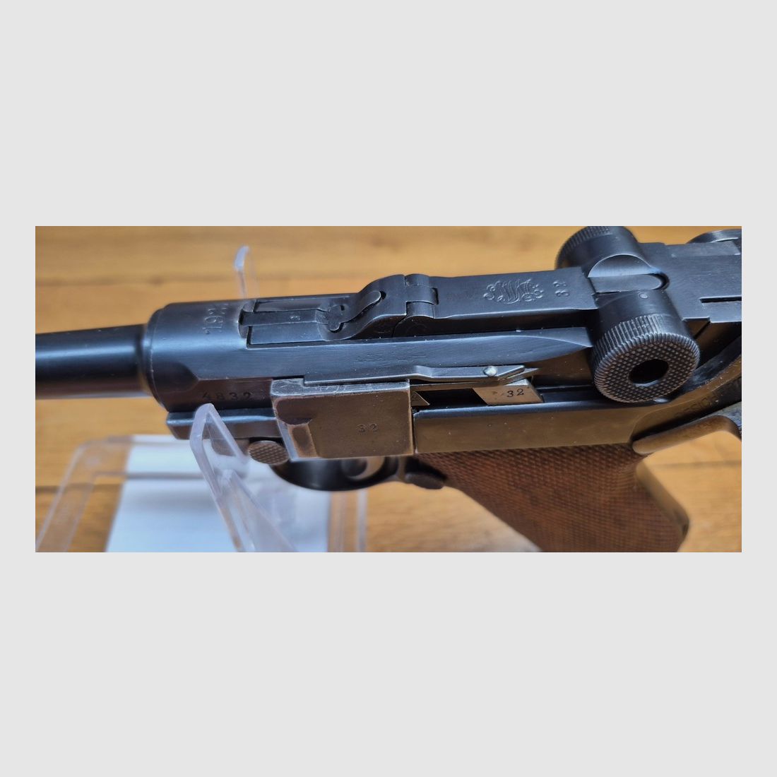 Sehr seltener und schöner Luger P08 Polizeipistole – Weimarer Zeit – Sonderanfertigung DMW von 1920 bis 1921 Polizei /Armee – Eine der 45.000 neu produzierten sogenannten „Alphabet DWM“ – Seltene Abzugssicherung „Schywie“ nach 1933 – Vollständig monomatrikuliert außer Magazin – Sehr schöne Mechanik und Ästhetik – Sehr guter Lauf – Seltenheitszustand und von großer Seltenheit – TBE+/TBE++, Bild 15 von 24