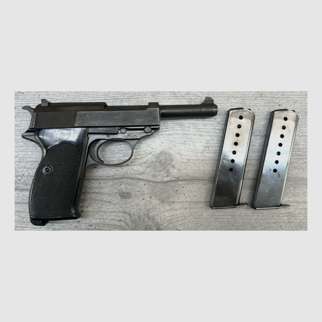Carl Walther Fabbrica di Armi Ulm P38, 2x caricatori, cal.: 9mm Luger