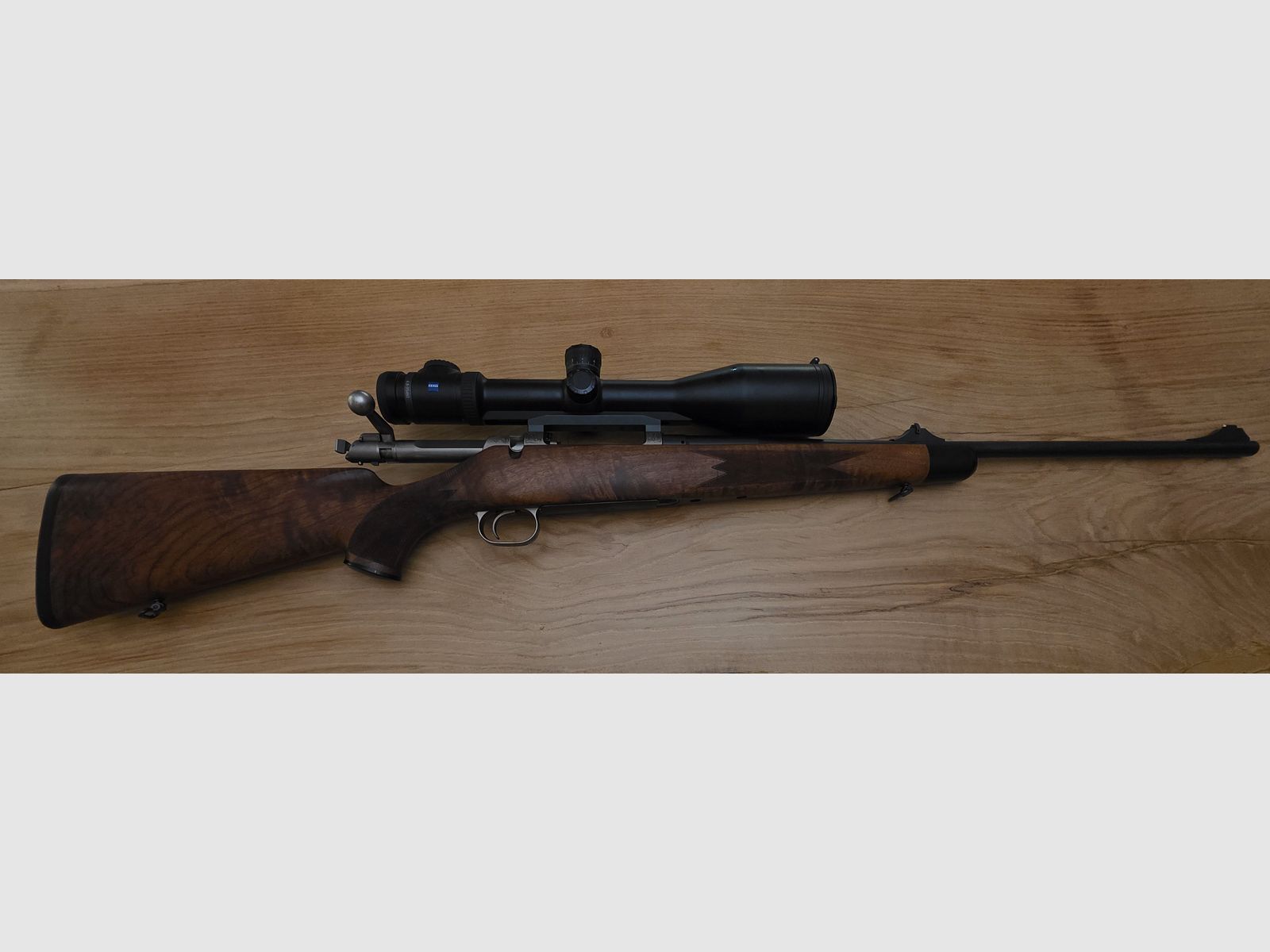 Mauser M03 Expert .223 z drewnianym stockiem i Zeiss Victory V8 4,5-35 x 60 z celownikiem z szybką regulacją (ASV)