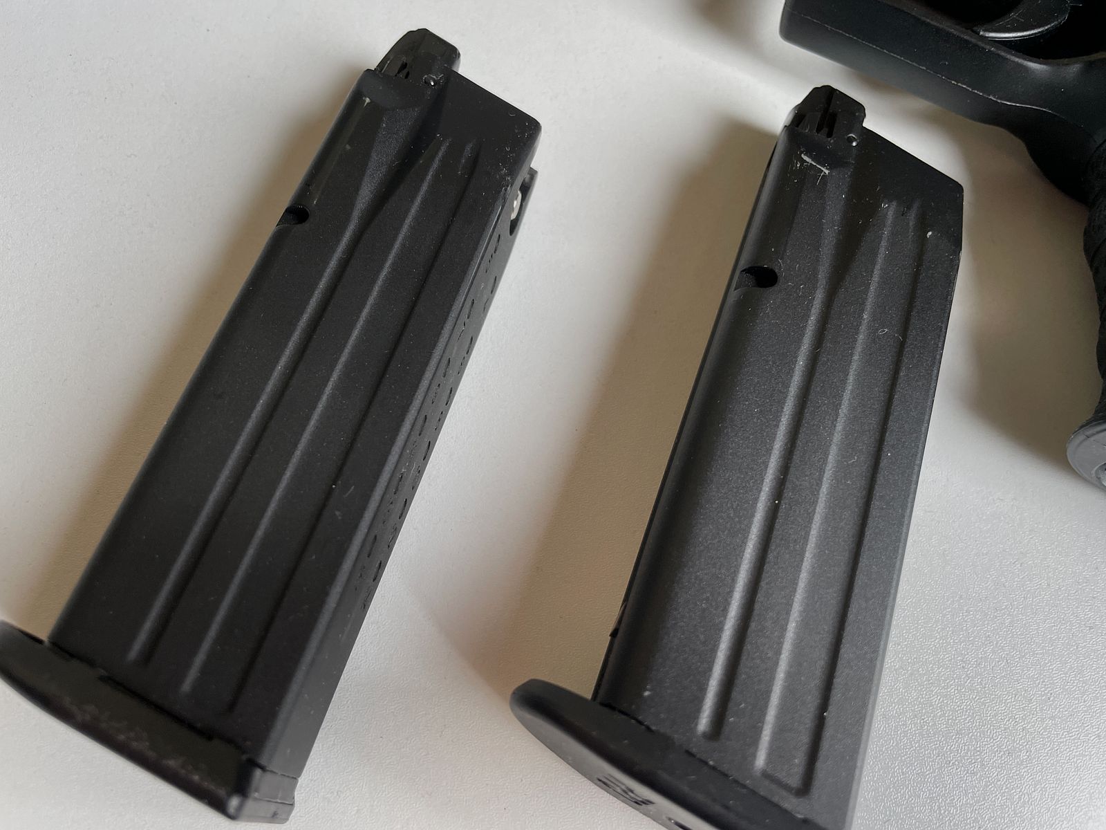Walther PPQ Airsoft mit zwei Magazinen und Holster