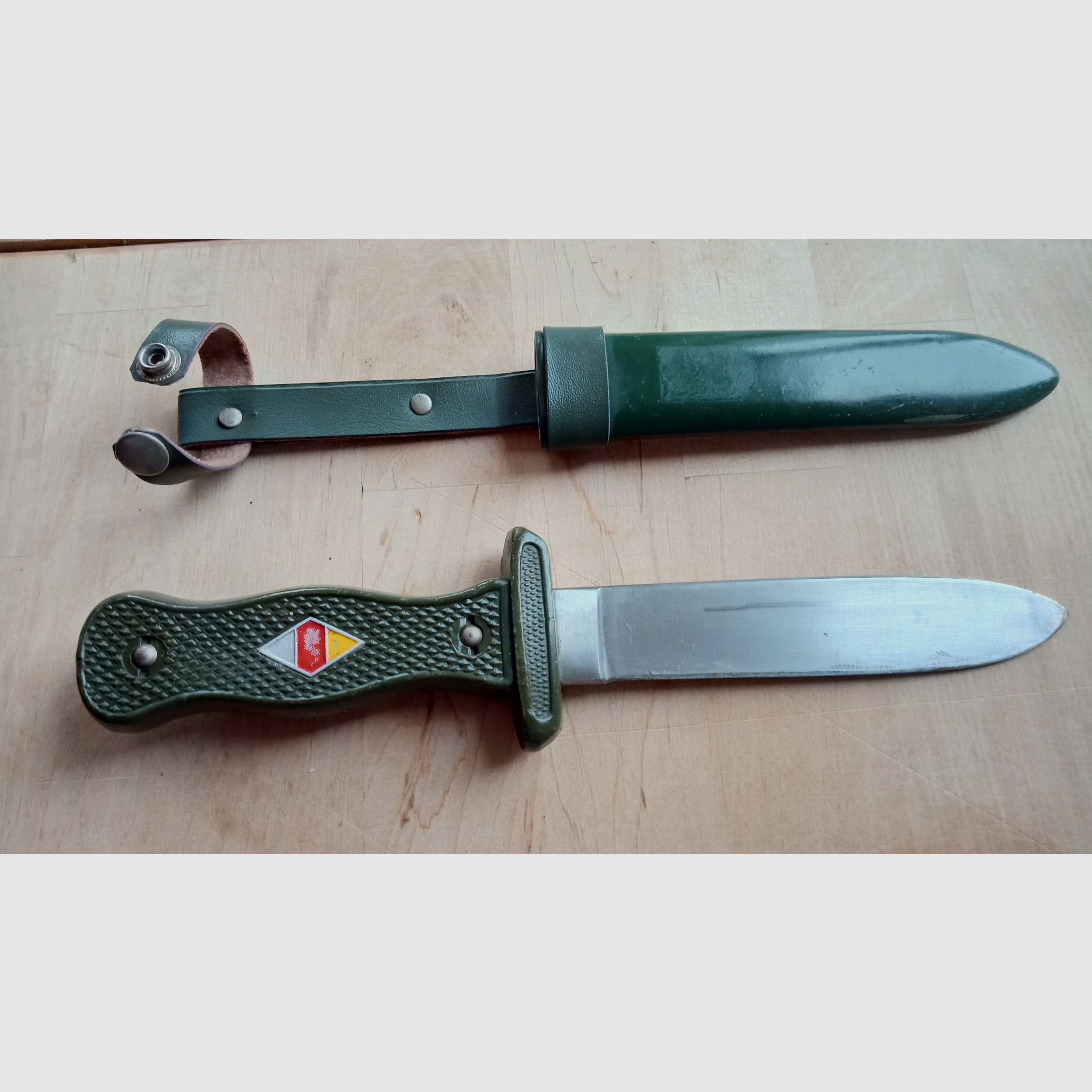 Original travel knife from Hubertus Solingen from the Cold War, based on the BW combat knife and visually inspired by the HJ travel knife.