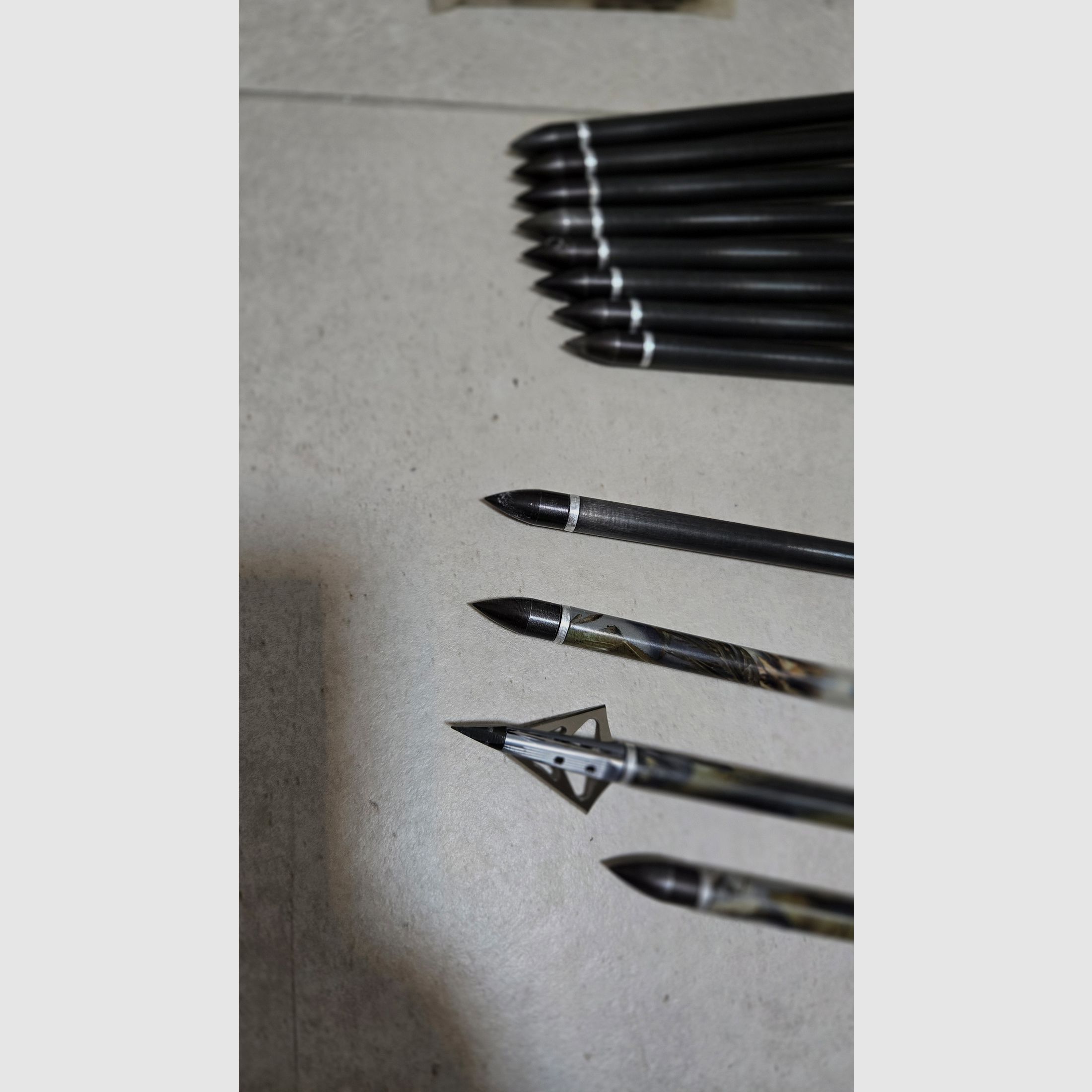 3x Carbonbolts 22“ Easton Realtree Power 11.3 GPI con punte da 125gr + punta da caccia - freccia in look mimetico