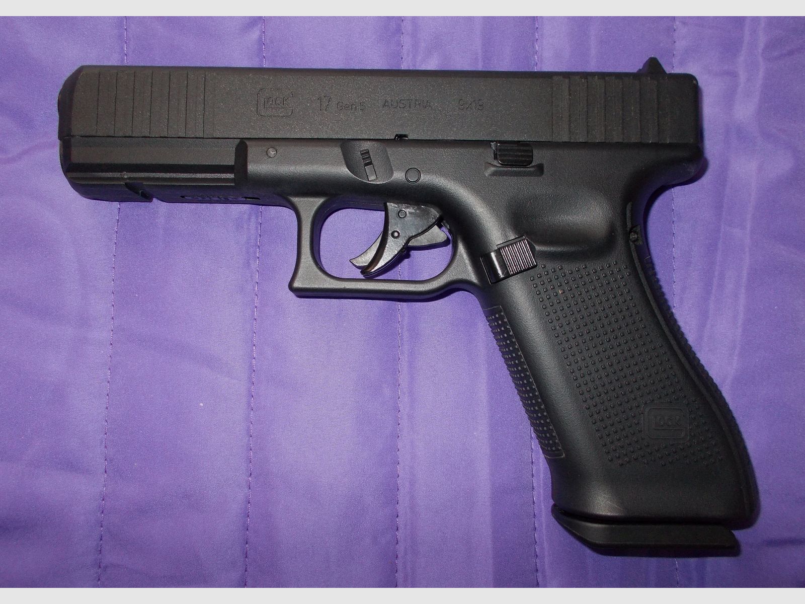 Umarex Glock 17 Gen 5 Blowback 4.5mm DIABOLO + 2nd magazine and case