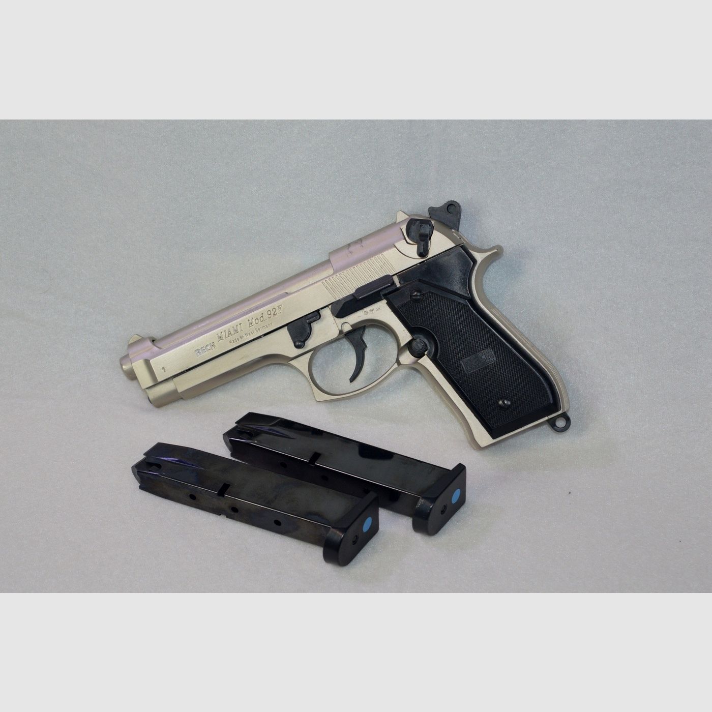 Top-Pakket! Reck Miami Mod. 92 F verchroomd, Cal. 9 mm P.A.K. + takt. Holster + 2. Magazin