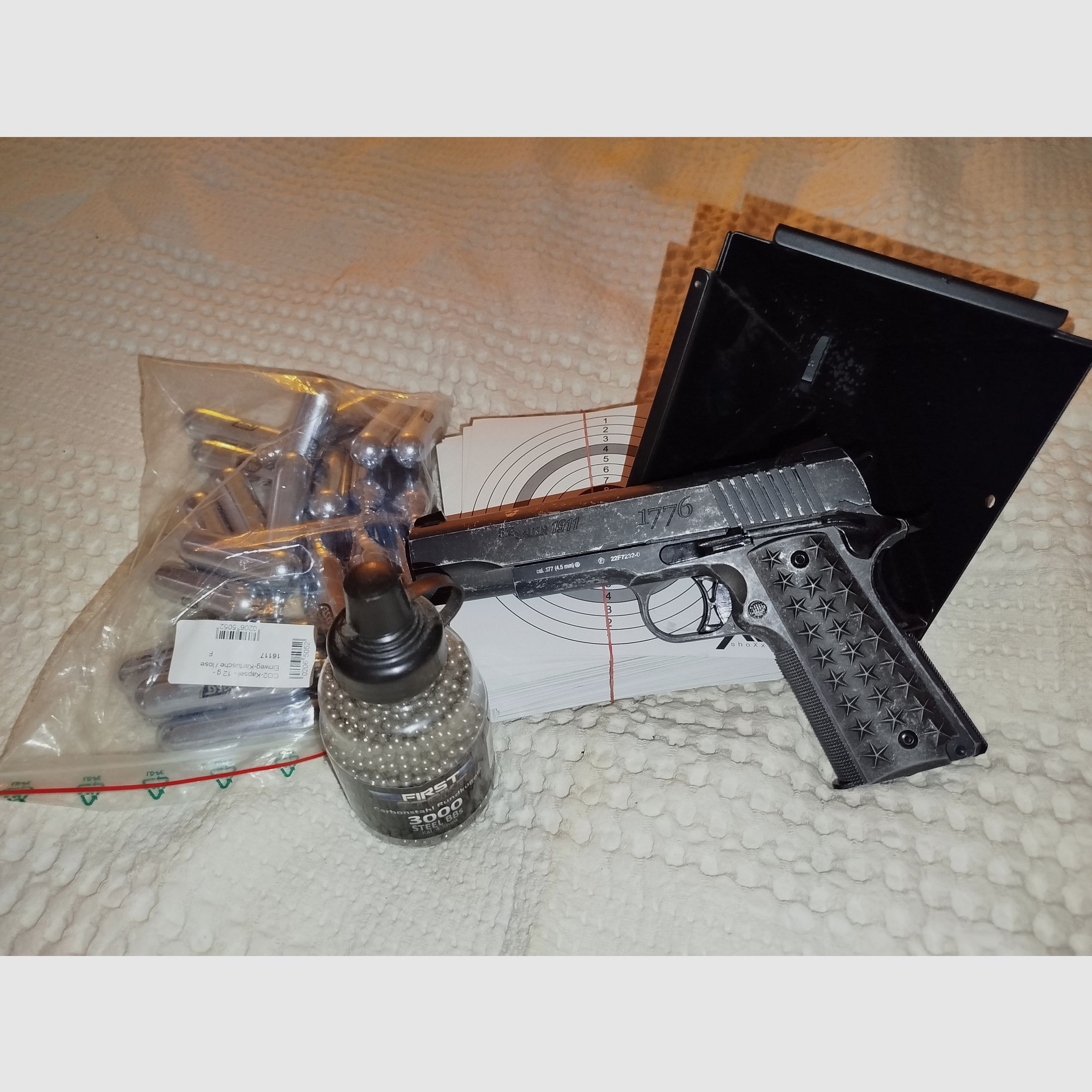 Sig Sauer 1911 WTP + 24 CO2 capsules + pellet trap + 90 targets + 2940 BBs