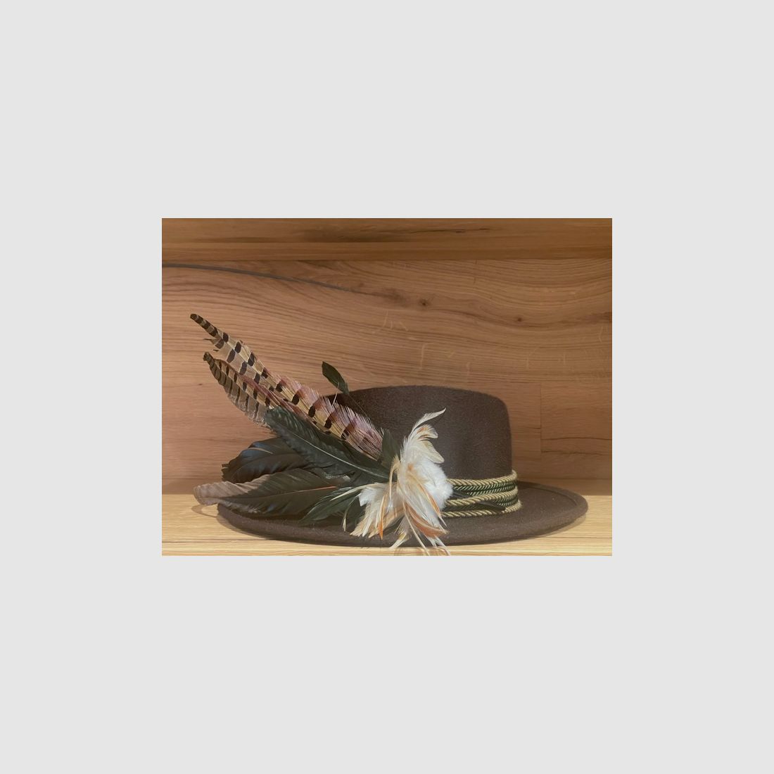 Chapeau en fourrure de lièvre Bittner avec plumes en marron foncé disponible à partir du 20 novembre 2026