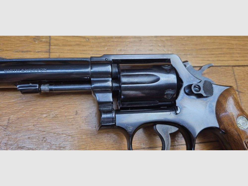 Très beau revolver Smith&Wesson modèle 10-6 – Direct descendant du Hand Ejector Military & Police de 1899 – Variante à canon lourd du modèle 10-5 – Arme de 1978 – Arme de police et de tir devenue légendaire et une des stars de la maison de Spingfield – Très beau bronzage à 97% – Mécanique au top – Canon neuf – Excellente arme de stand avec un passé glorieux – TBE+/TBE++, image 24 sur 26