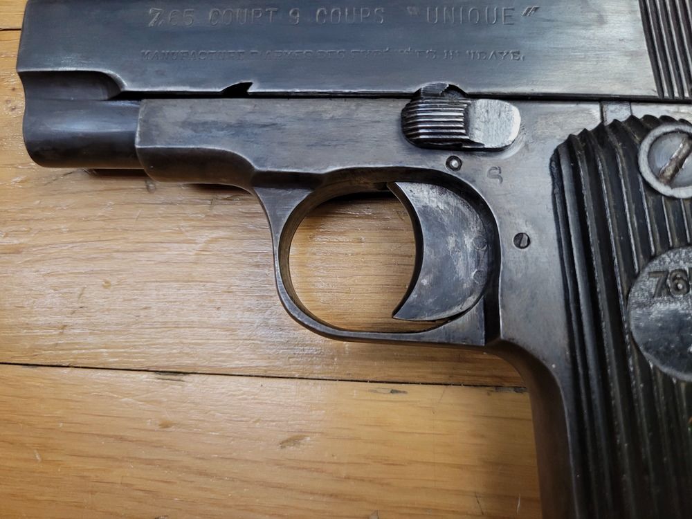 Beau pistolet Unique Rr51 – Cal. 7,65mm – Manufacture d&rsquo;Armes des Pyrénées Françaises – Continuation du Kriegsmodel d&rsquo;occupation – Très bonne facture – Excellente prise en main – Deux chargeurs 9 coups – Un mini 1911A1 en 7,65 ! – Exemplaire en très bon état ! – TBE+, image 5 sur 17