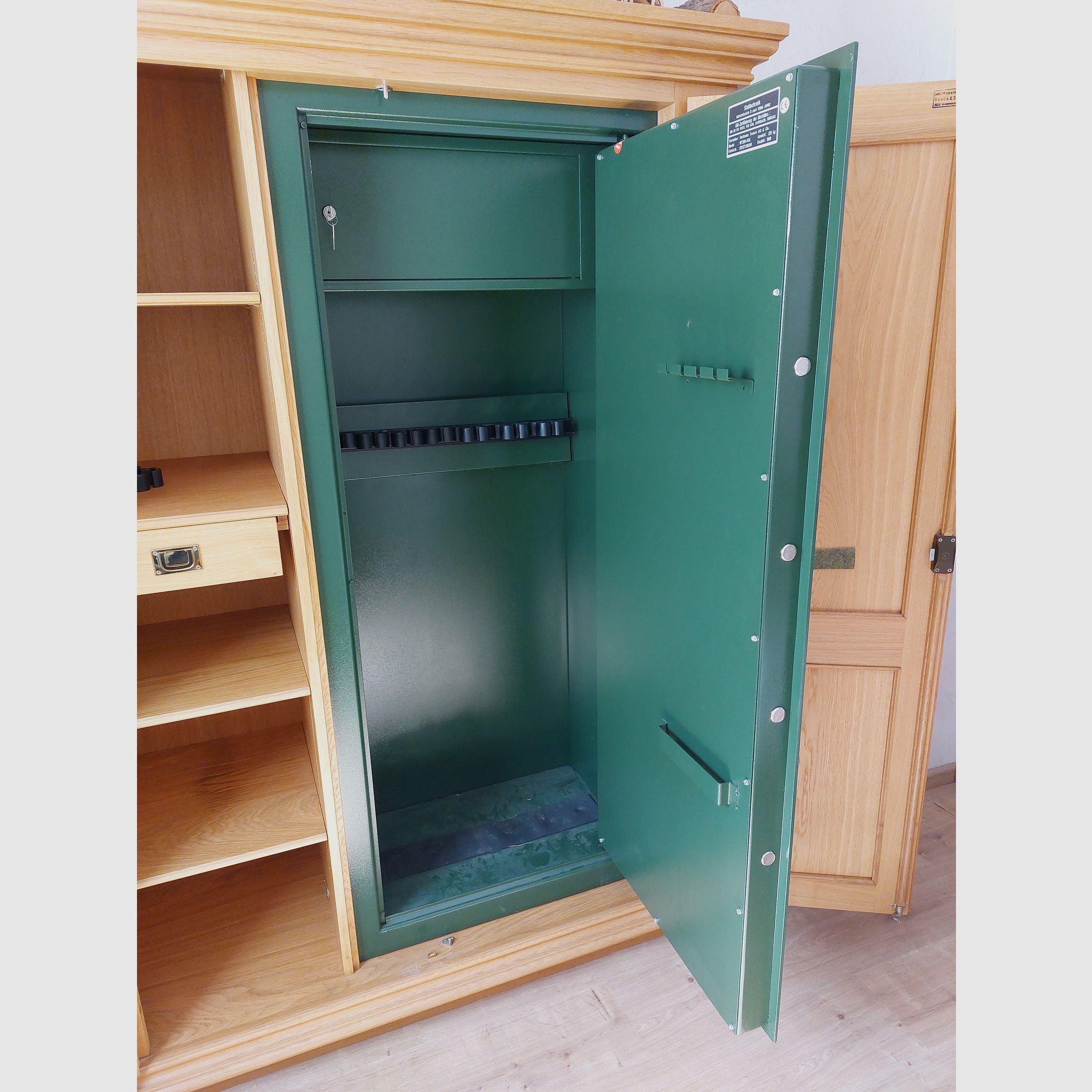 Jagdschrank Waffenschrank Schrank Eiche hell massiv Landhaus-Stil 180x140x55cm ggf. mit Tresor