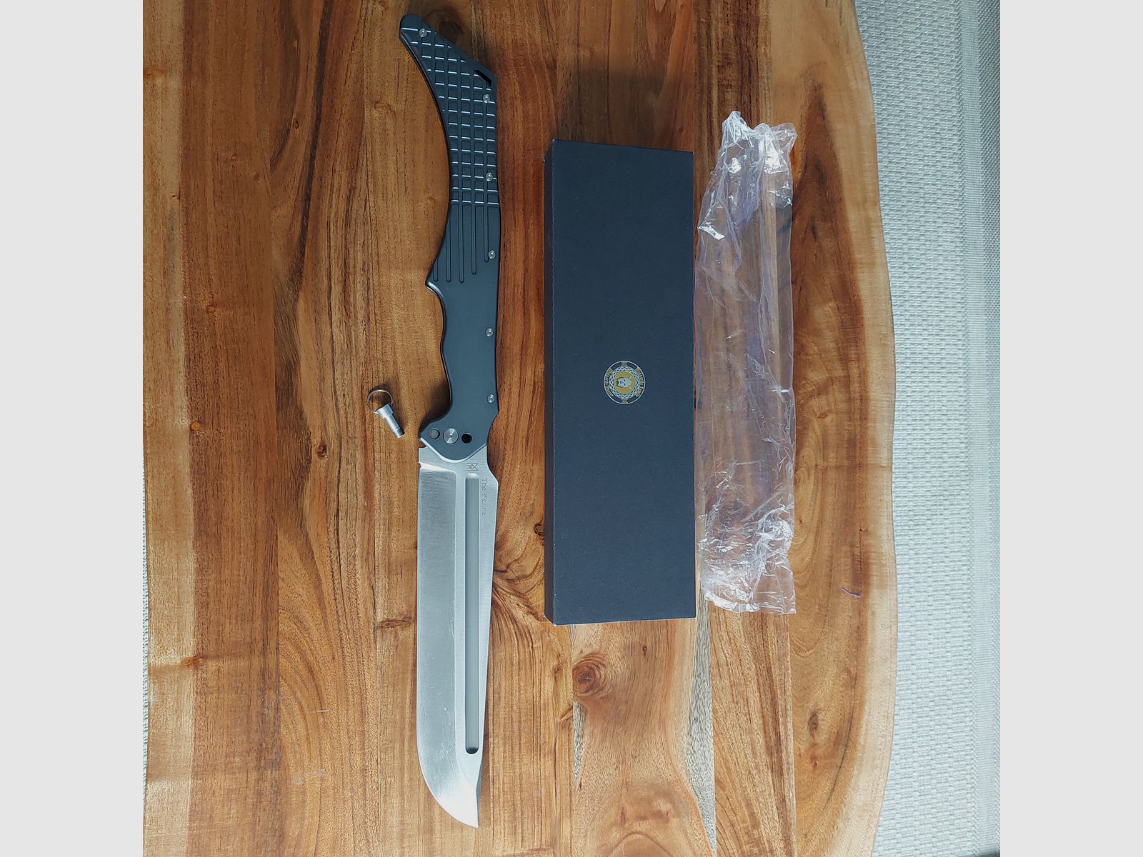 Collezione di coltelli di Midgard nuova e mai usata. Si prega di leggere la descrizione!!!!! In totale 2 spade e 9 coltelli. Posso inviare foto di tutti i coltelli. Molti sono limitati e non più disponibili. Il prezzo è trattabile. Tutti i coltelli e le spade possono essere posseduti LEGALMENTE.