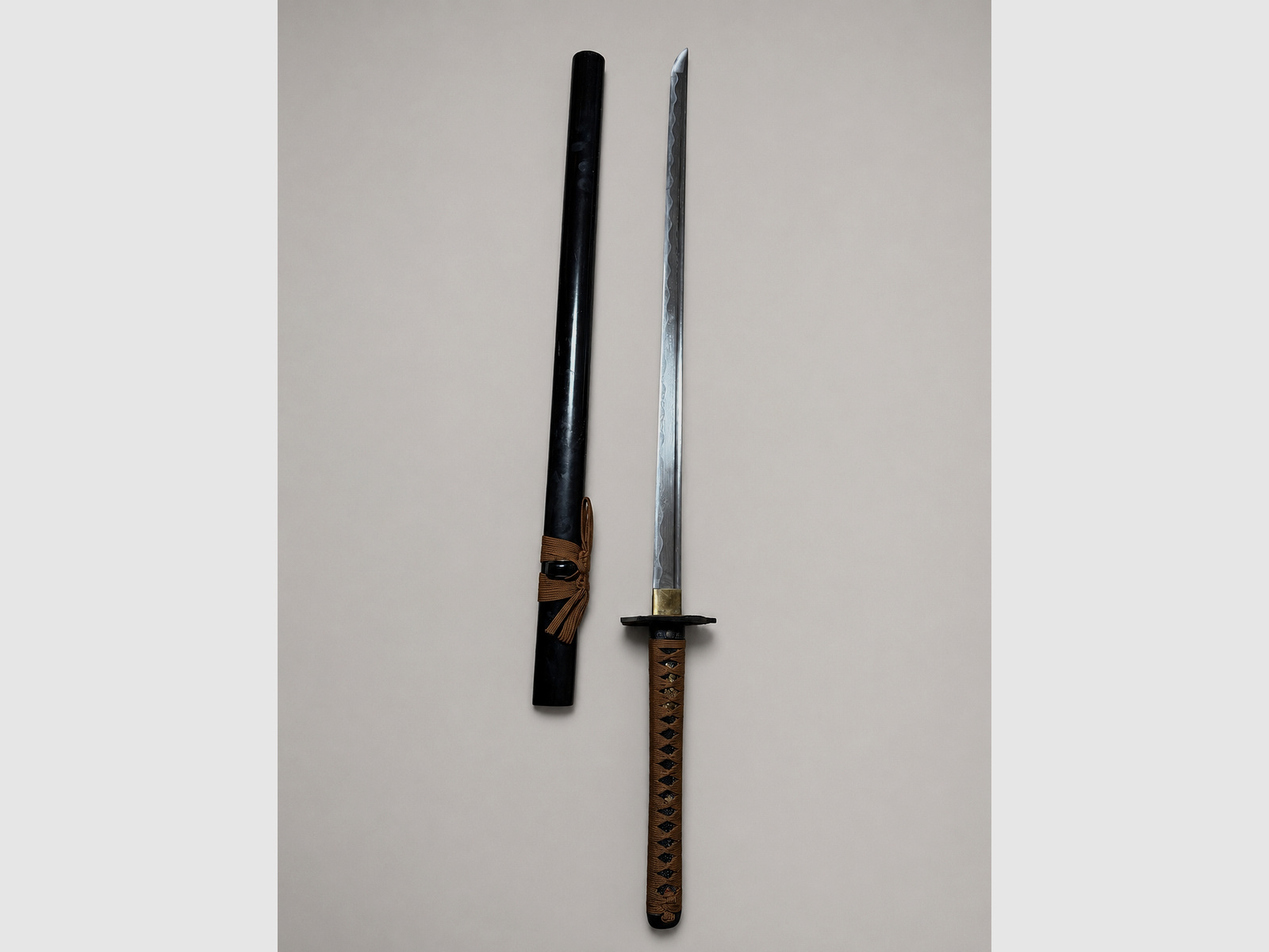 Scharfes Katana mit Scheide und sichtbarem Lagenmuster 