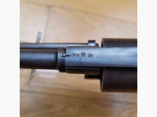 Schöner Revolver Rast & Gasser Mod 1898 – Kaliber 8 mm Gasser – Reglementär – 8-Schuss Trommel – eine der letzten Fabrikationen während des Ersten Weltkriegs – Chrom-Mobylène-Stahl – guter Originalbrünierung – Exzellente Mechanik – Top-Indexierung und Spiel – TBE+