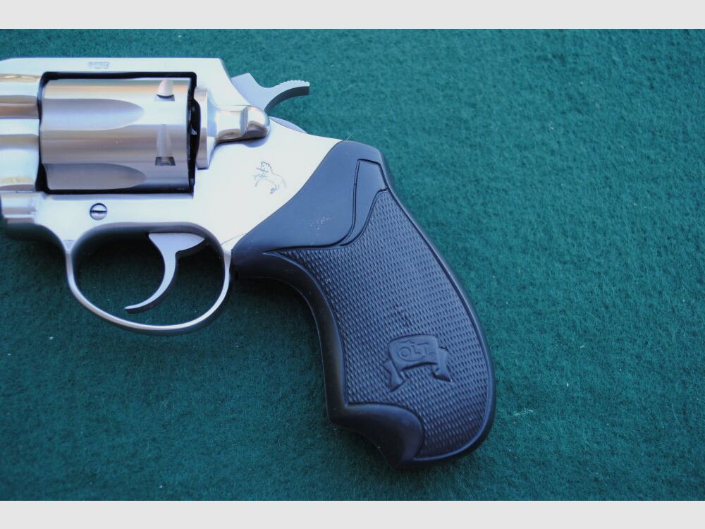 Colt Detective II, 2"LL, Acier inoxydable poli brillant, poignée en caoutchouc Colt