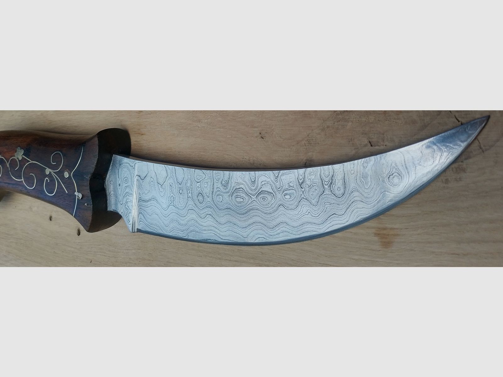 Orientalisches Gürtelmesser mit handpolierter Damastklinge