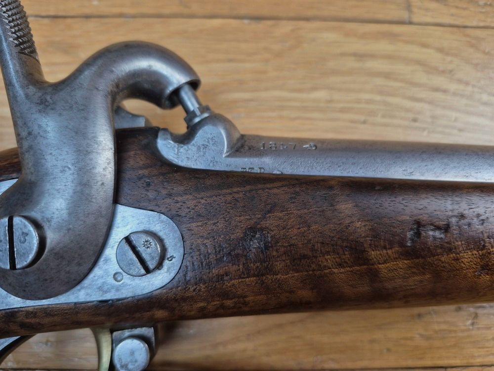 Rare fusil d&rsquo;infanterie de Marine Modèle 1842 T (pas T bis) – Manufacture Royale de Tulle 1847 – Modifié rayures et réparé à Tulle en 1861 – Macaron bien lisible et arme homogène – Magnifique bois avec beaux poinçons – Bon canon et état mécanique – TBE+, image 8 sur 43