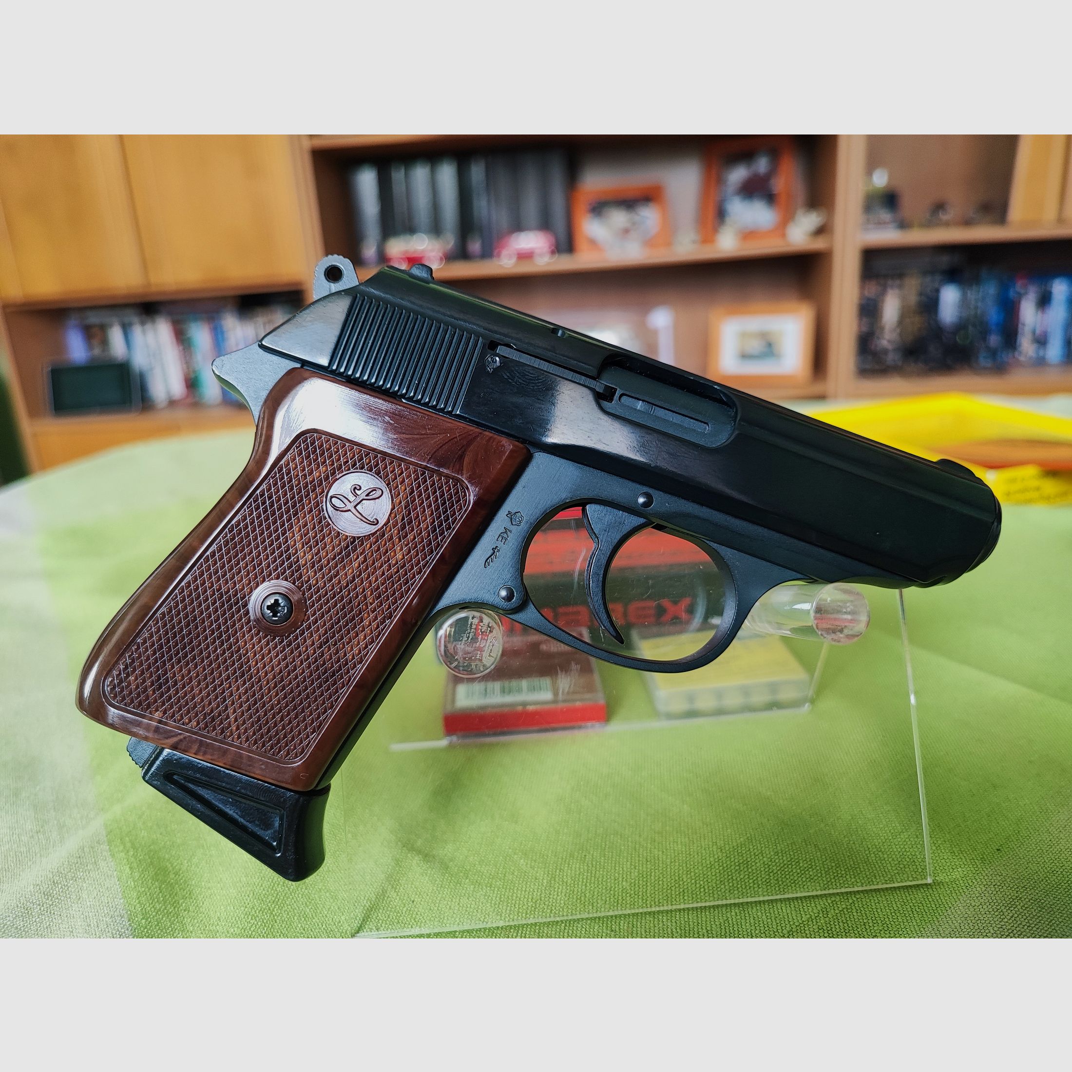 Luger 88 - 8 mmK PTB 414 aus der Röhm-Fertigung mit Holzgriffschalen, Lederholster, Munition