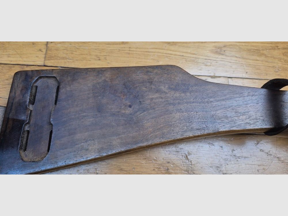 Très belle crosse pour pistolet Luger P08 long dit « d&rsquo;artillerie » – Exemplaire doté de tous ses cuirs d&rsquo;attache bien souples et solides – Beaux poinçon et marquage d&rsquo;origine – Fabrication DMW – Très rare surtout avec ses cuirs – Excellent état – TBE++, image 7 sur 19