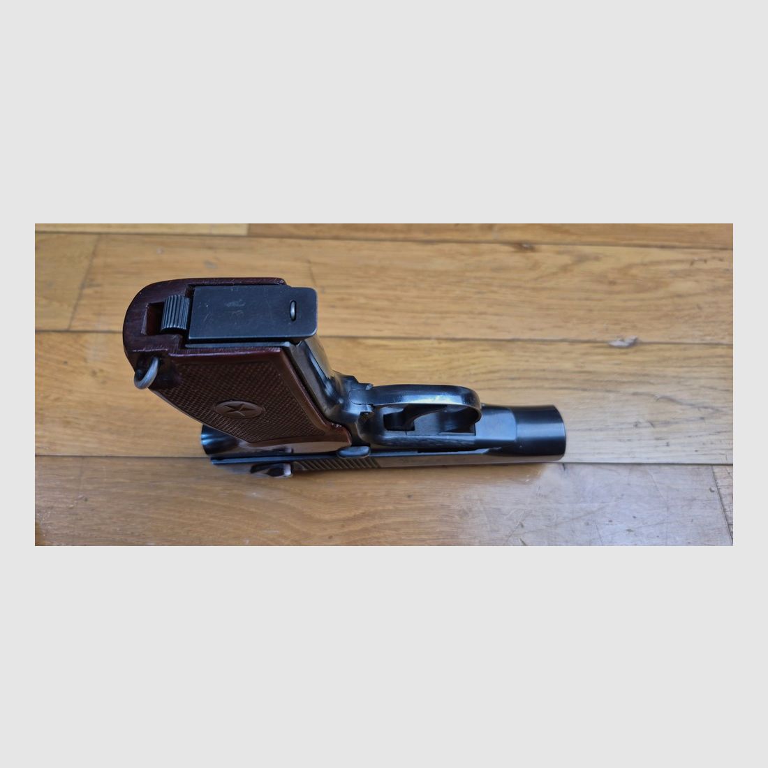 Très beau pistolet Makarov ou PM – Cal. 9×18 Makarov – Arme bulgare – Bonnes plaquettes bulgares d&rsquo;origine – Bronzage à 99,7% – Mécanique impeccable – Canon superbe – Arme symbolique de la guerre froide – Excellent état – TBE++, image 7 sur 19