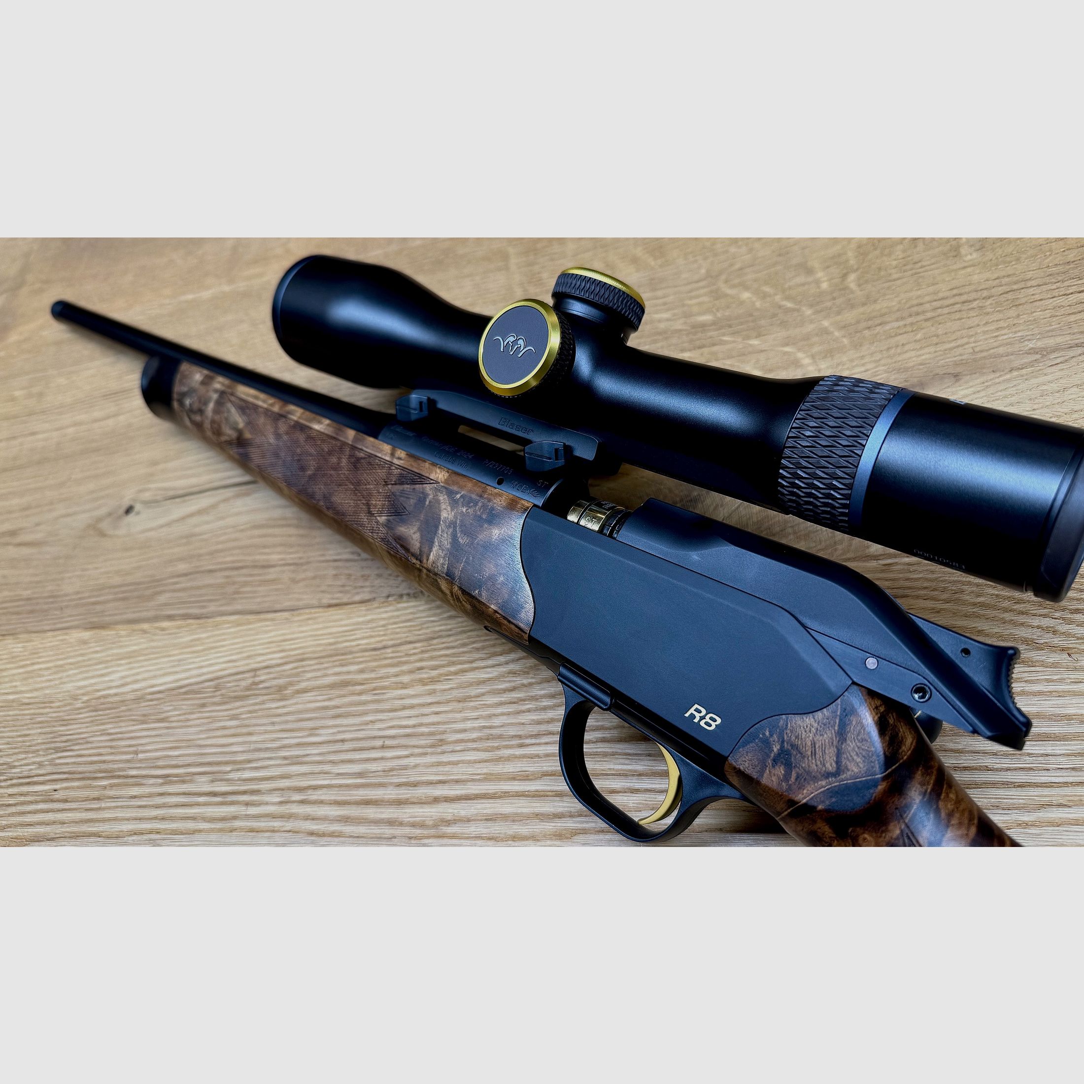 Blaser R8 Custom Schaftholz HK 9-10 / inkl. Blaser B1 2,8-20x50 Custom / mit vielen Goldelementen / TRAUMWAFFE
