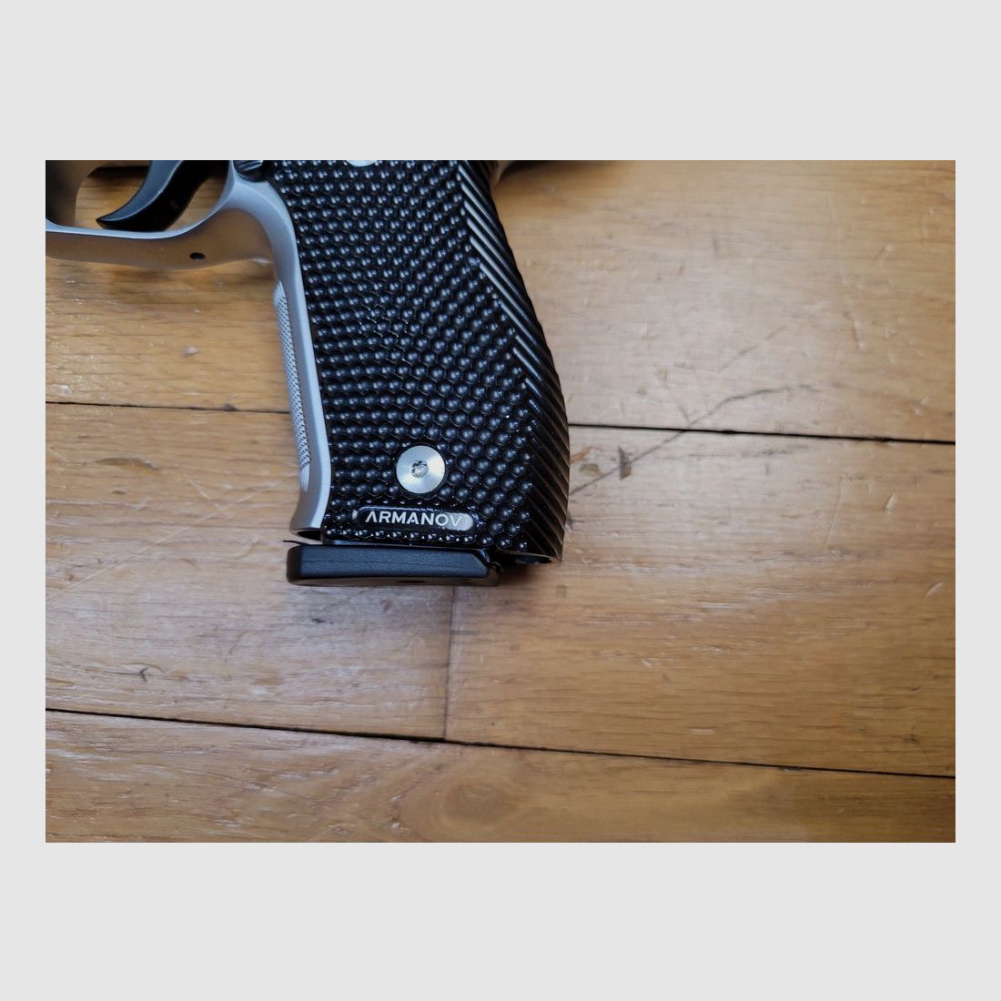 Superpistole Sig Sauer X Five Allround – Kal. 9×19 – 100% Edelstahl – Extrem sorgfältige Verarbeitung – Matchlauf – 3 (!) originale Magazine mit 17 Schuss – Option LPA Visier und Fiber-Optik Korn – Zusätzliche Griffschalen Armanov – Original Transportkoffer mit echten Scharnieren – Waffe in neuwertigem Zustand!, Bild 18 von 25