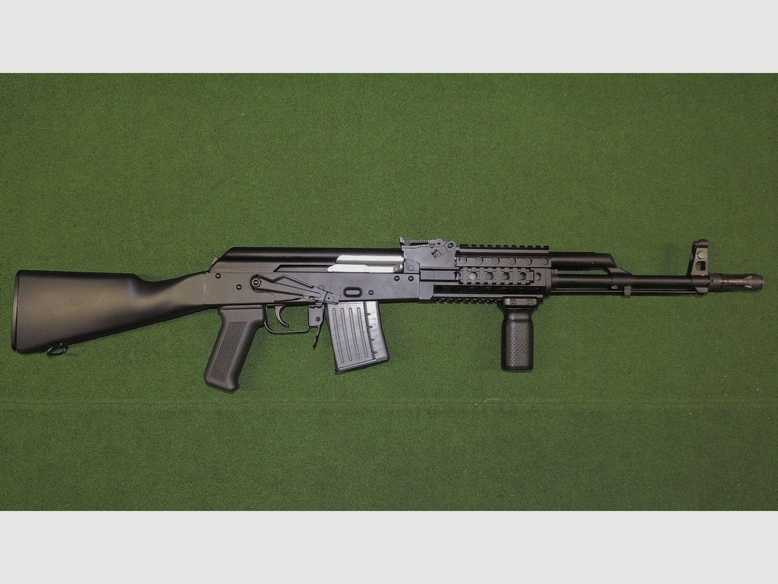 Carabine Jack 5,56x45mm/.223 Rem – version tactique avec rail latéral, image 1 sur 2