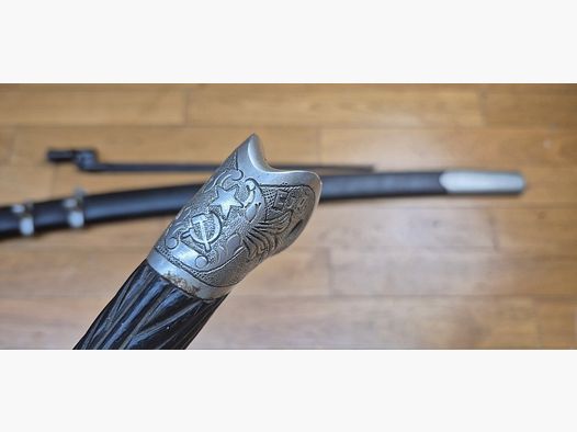 Très belle shashka « cosaque » soviétique du modèle 1927- Rarissime arme de troupe à garnitures blanches nickelées (et non laiton) pour le NKVD – Lame réglementaire à gorge unique et talon profond droit- Arsenal de Zlatoust en 1936 – Poinçons de réception homogènes – fourreau conforme et d&rsquo;origine modèle troupe – TBE+