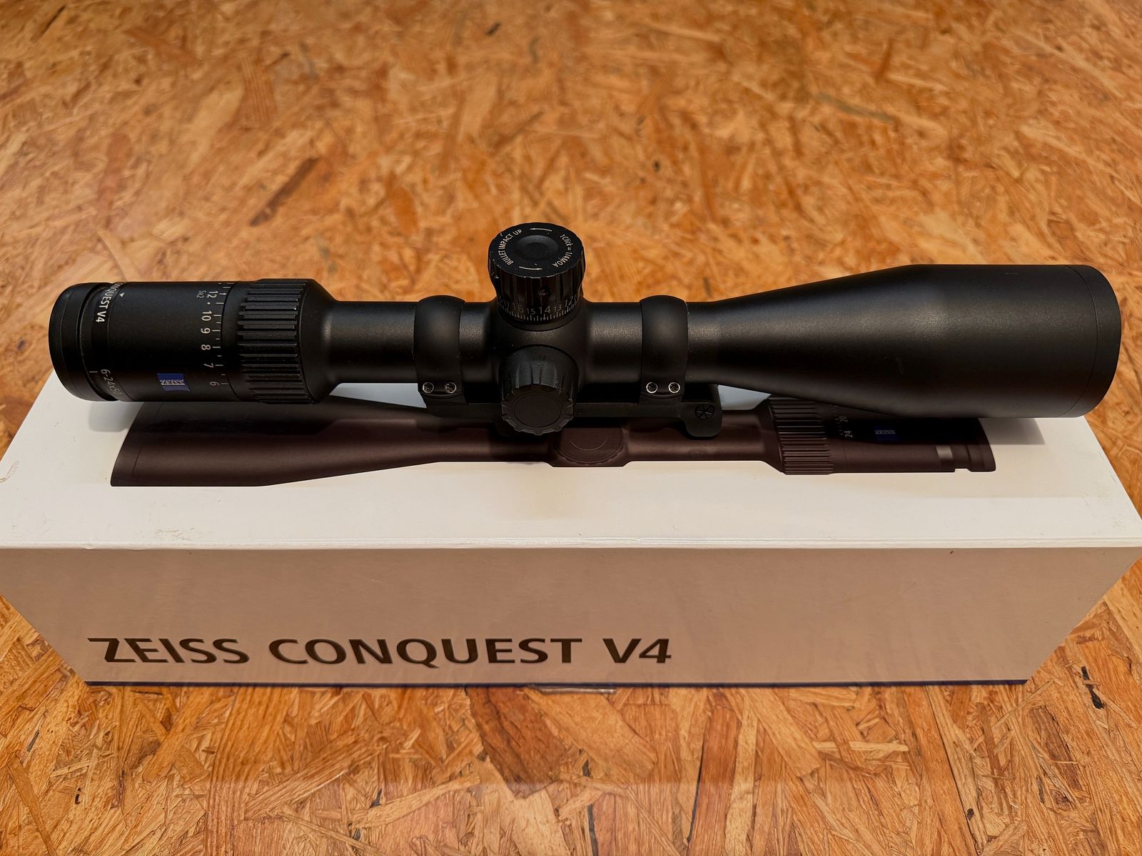 ZEISS Conquest V4 6-24x50 completo con montaggio a sella Blaser