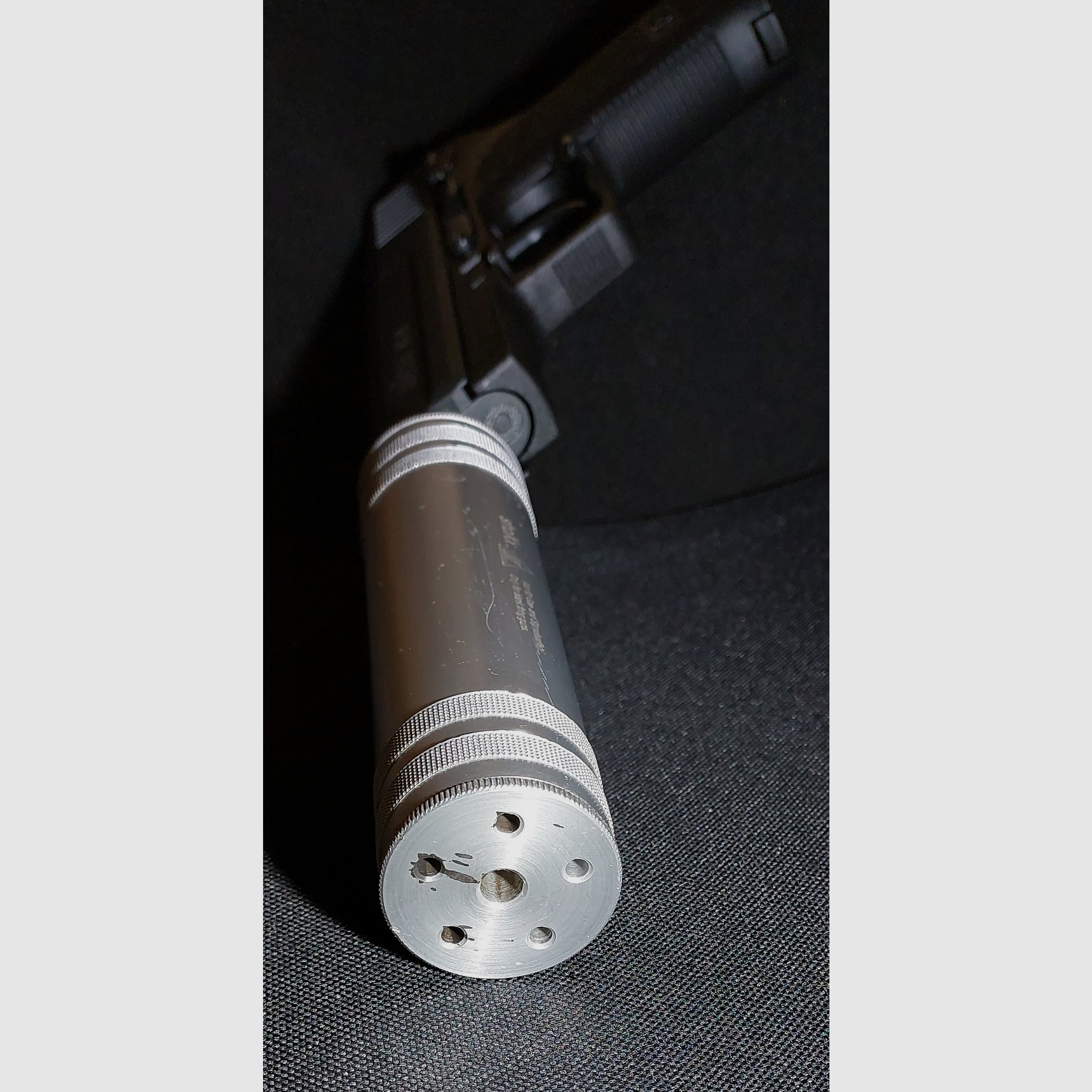 Pistolet alarmowy Röhm RG96, oksydowany (PTB 699) Zestaw RG 96 z tłumikiem, pomocą do ładowania i 2 magazynkami