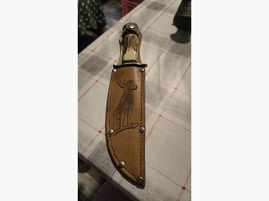 Knife in good condition with pouch