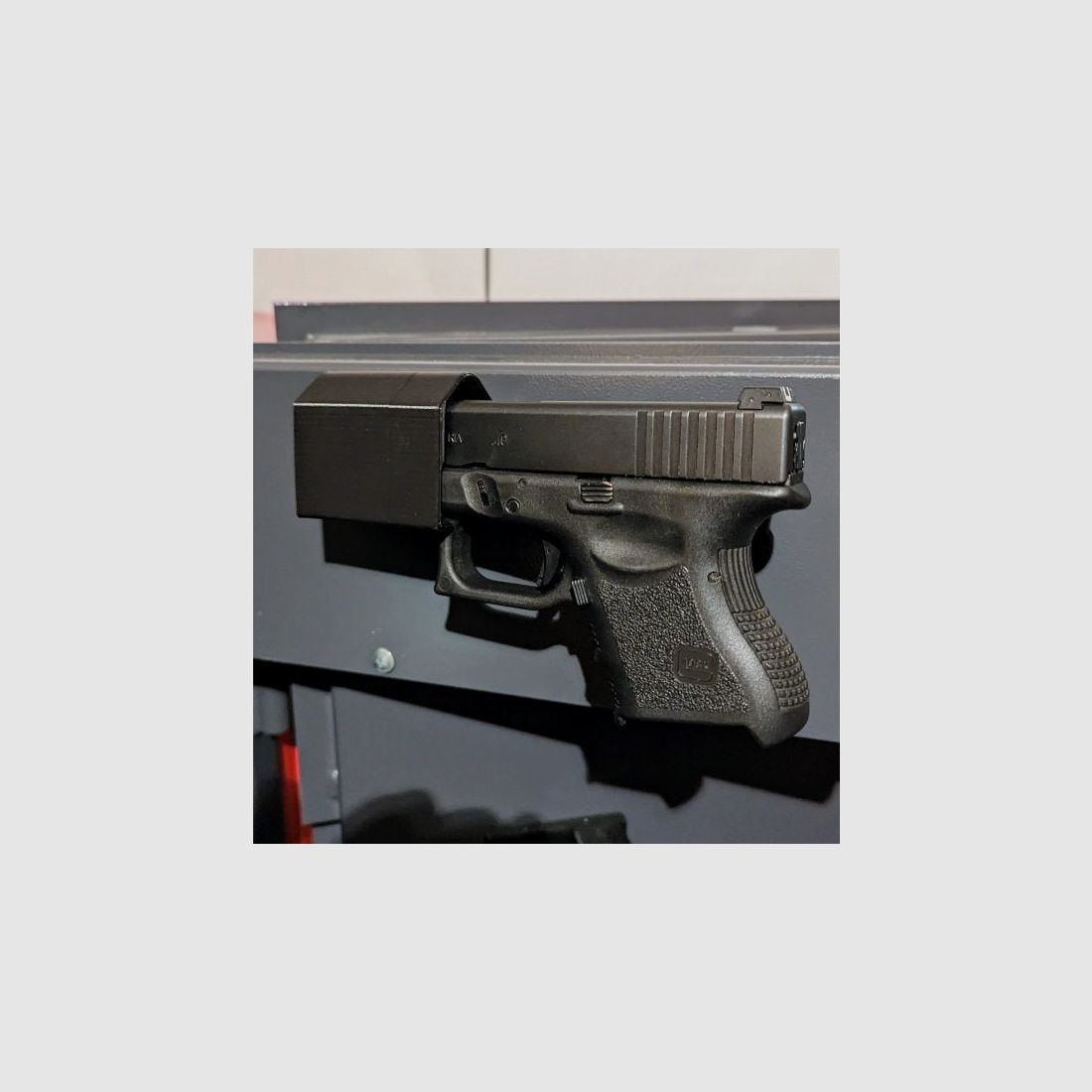 Magnetisches Blockholster für Glock 17 und baugleiche (Schlittenbreite 32mm) für Waffenschrank - Zubehör für den Waffenschrank