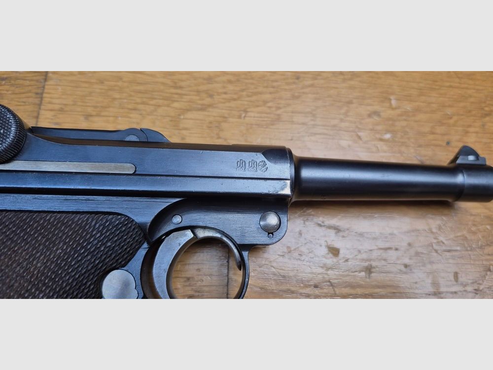 Sehr seltener und schöner Luger P08 Polizeipistole – Weimarer Zeit – Sonderanfertigung DMW von 1920 bis 1921 Polizei /Armee – Eine der 45.000 neu produzierten sogenannten „Alphabet DWM“ – Seltene Abzugssicherung „Schywie“ nach 1933 – Vollständig monomatrikuliert außer Magazin – Sehr schöne Mechanik und Ästhetik – Sehr guter Lauf – Seltenheitszustand und von großer Seltenheit – TBE+/TBE++, Bild 21 von 24