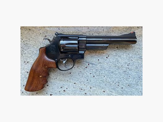 Smith and Wesson 29 + 2050 Schuss