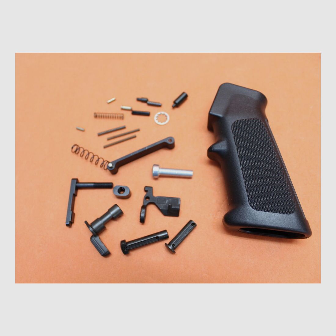 DPMS AR-15: Lower Receiver Parts Kit w/o Trigger Group (LRPK) DPMS Kleinteile Lower Receiver komplett incl. A2-Pistolengriff