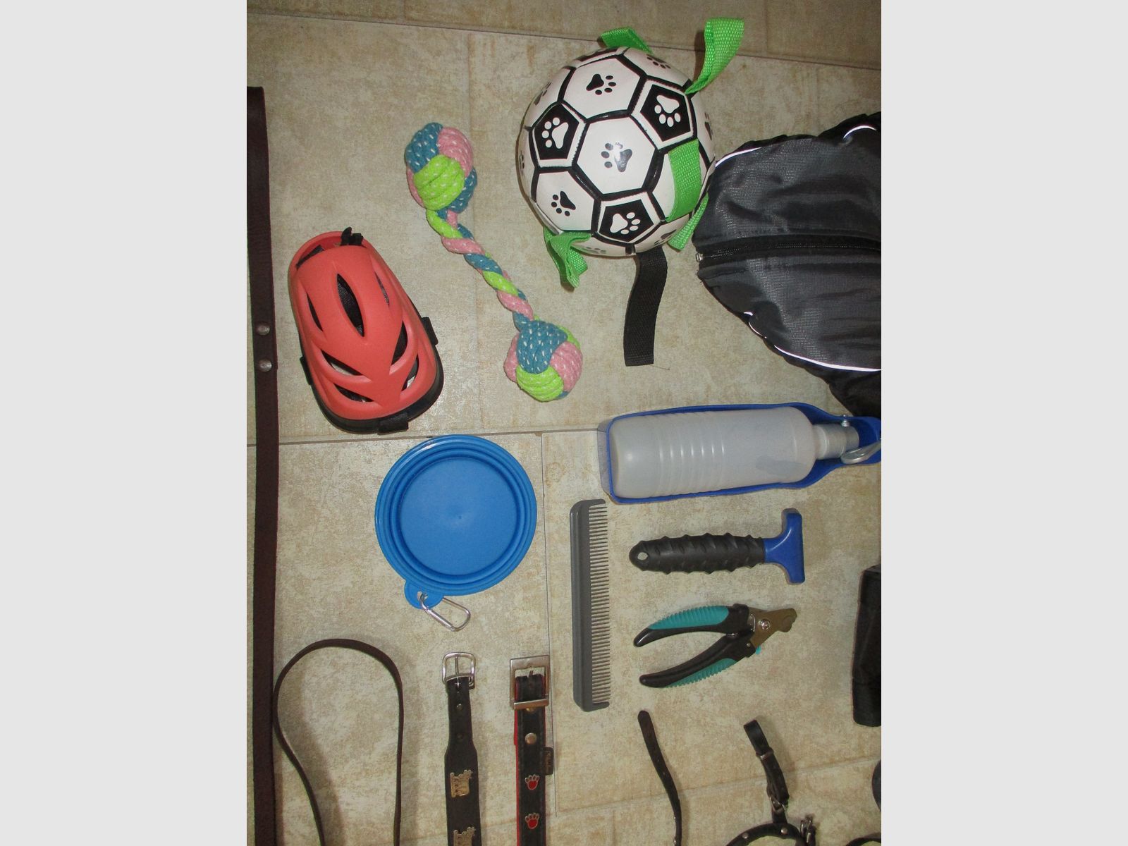 Hundezubehör, Leinen, Halsbänder, Kleidung, Näpfe...