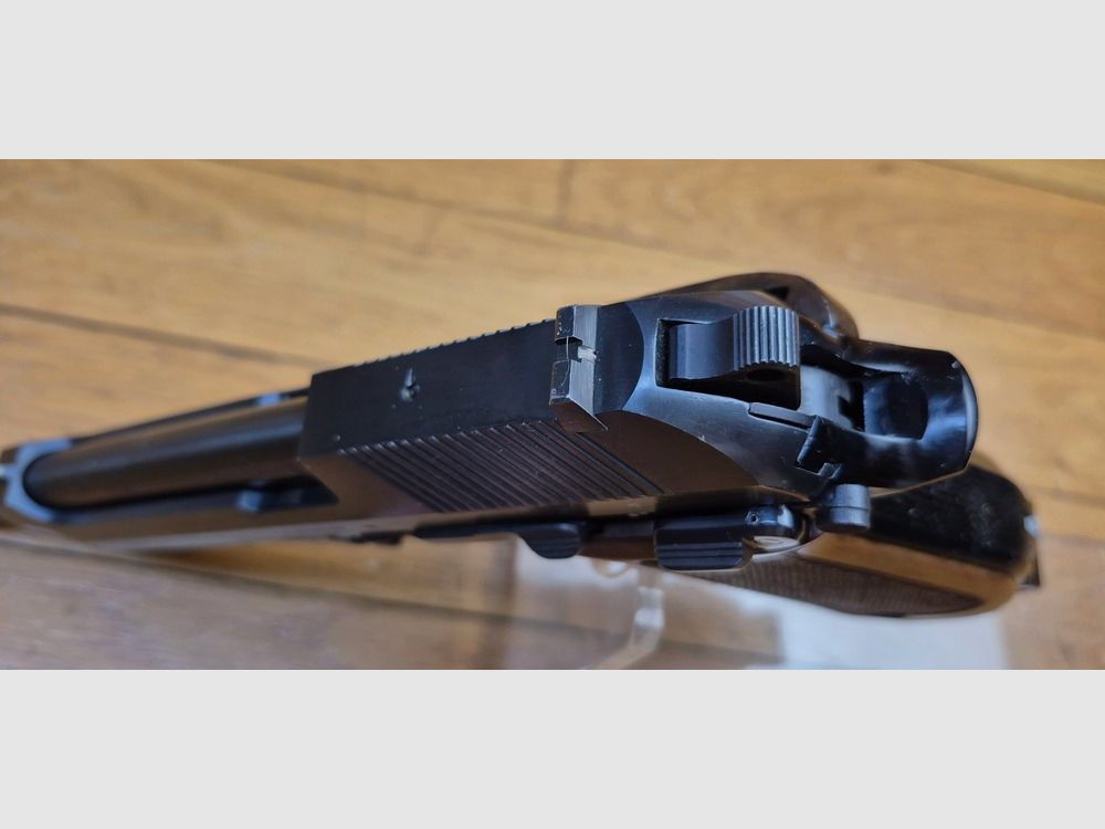 Muy bonito Pistol Automático Beretta 93R – ¡Menos de 2.000 ejemplares! – Versión rara del 1er tipo con perforaciones en el cañón – Cargador de 15 disparos – Excelente estado, casi nuevo para los Beretta más raros – TBE ++ – Categoría A2 – Exportación EXCLUSIVAMENTE, imagen 17 de 29