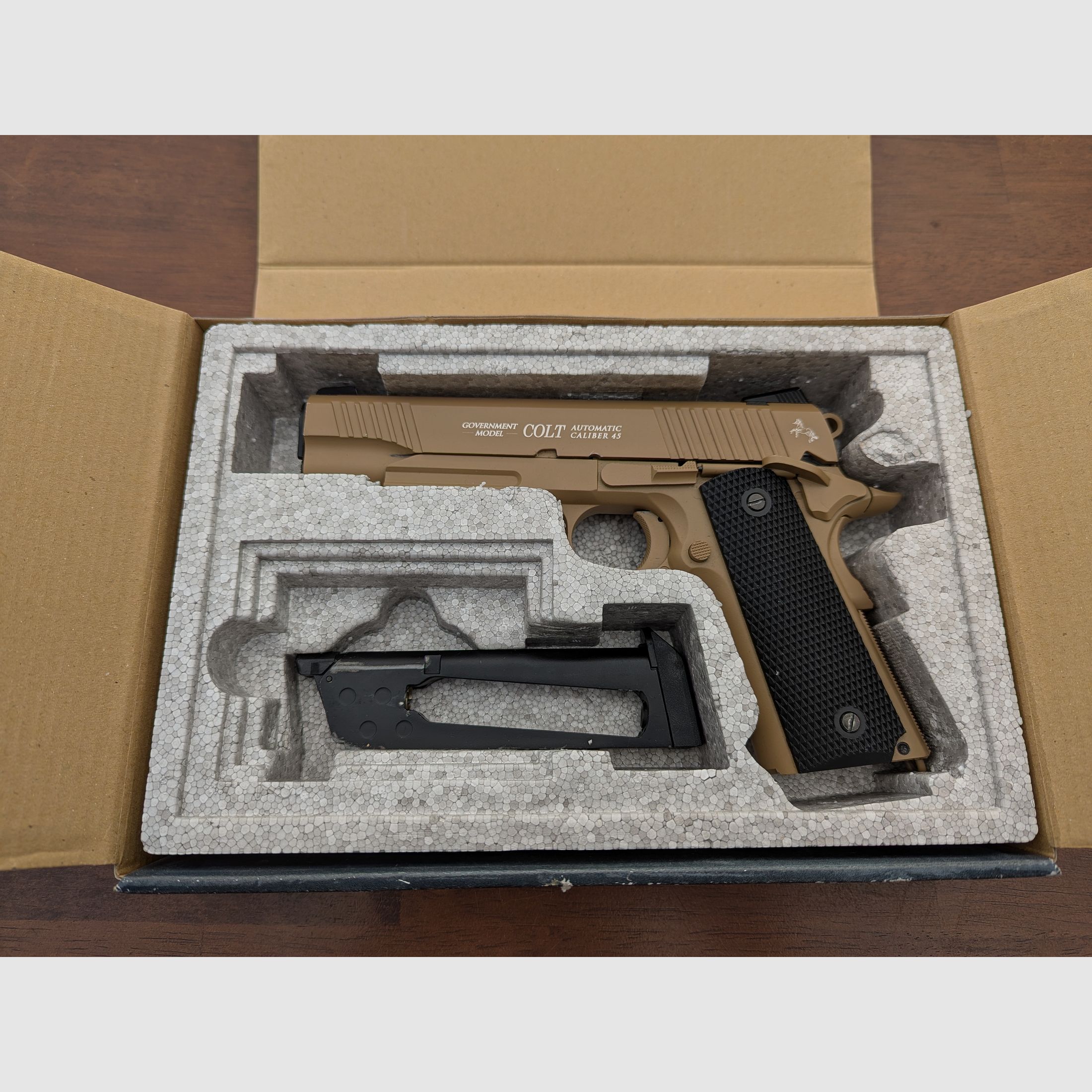 Colt M45 CQBP / 4,5mm BB/ Tan Beige / Luftpistole CO2 mit Zubehör 