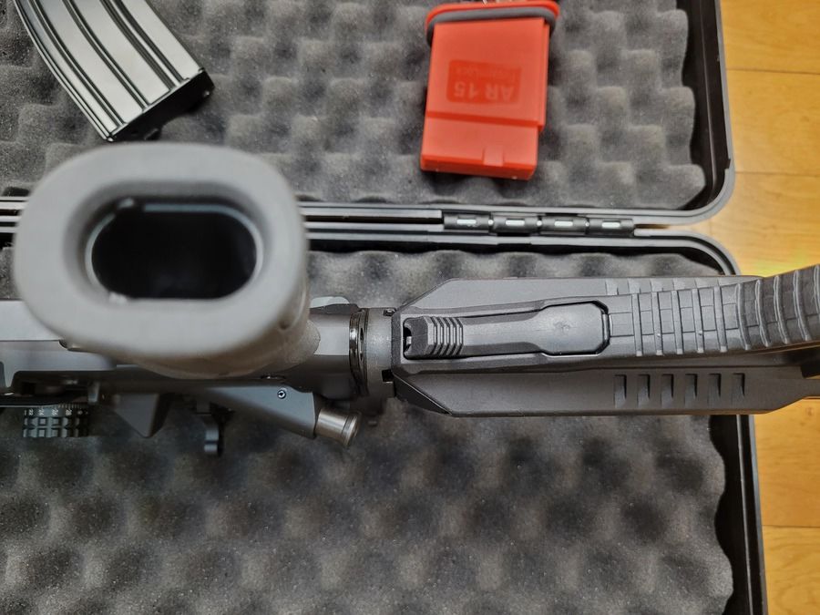AR 15 Büchse – Marke ADC – Modell M5 Version Custom Plus – Kal. 223 – in Originalkoffer – Custom-Zubehör einschließlich Zielfernrohr – mechanische Visierung UTG – Firefield Reflex-Zielfernrohr – gefrästes Gehäuse – 12,5 Zoll kaltgeschmiedeter Lauf – ideal für Schüsse bis 600m – gebraucht im neuwertigen Zustand, Bild 16 von 35