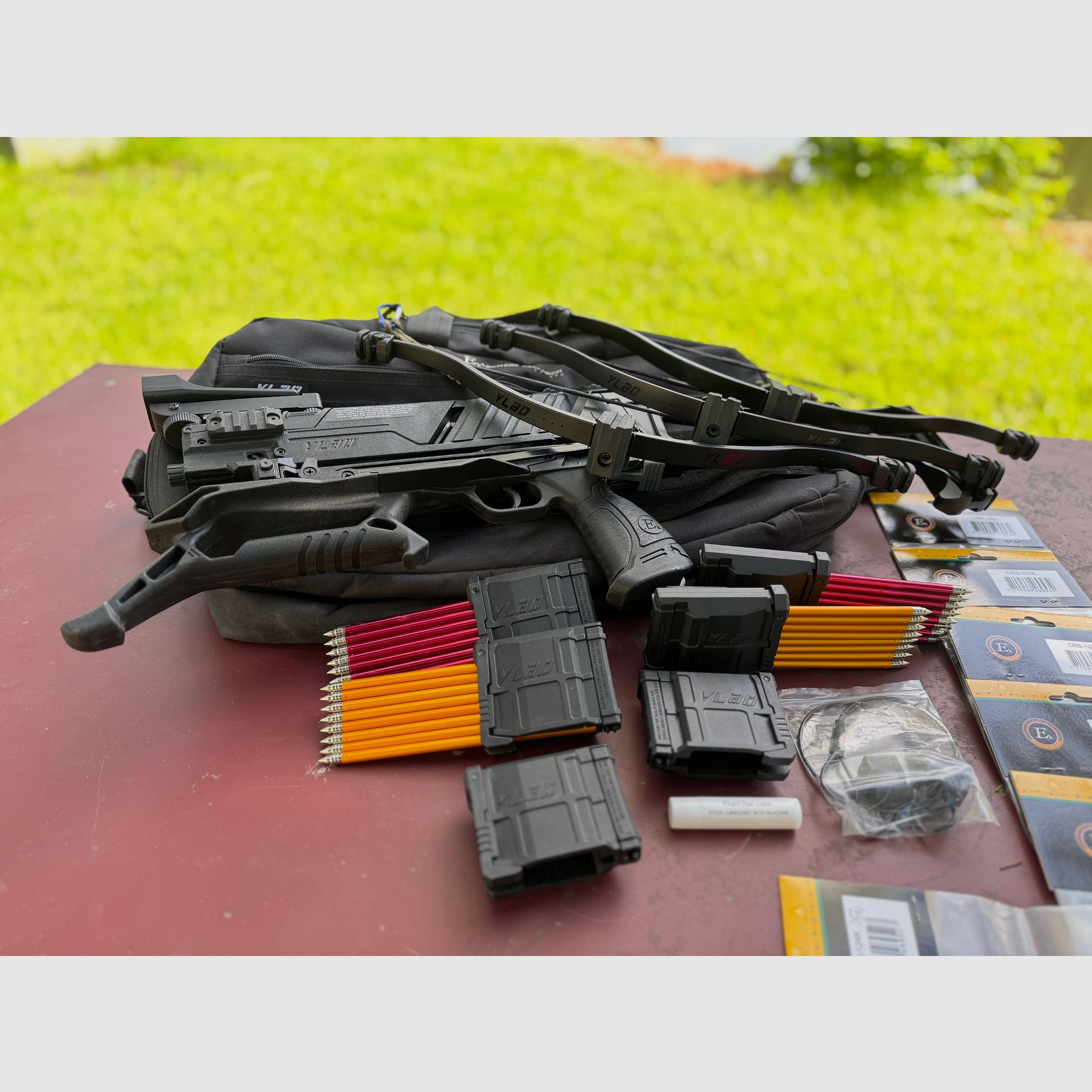 Ultrakomplettpaket EK Archery Vlad Repetierarmbrust mit 8 Schuß Magazin, Tasche, 30, 60 und 90 lbs Bogen, 6 Speadloader, Reddot, Ersatzsehenen, Pfeile usw.
