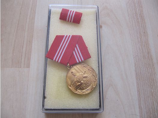 DDR Orden Medaille Treue Dienste Kampfgruppe in gold