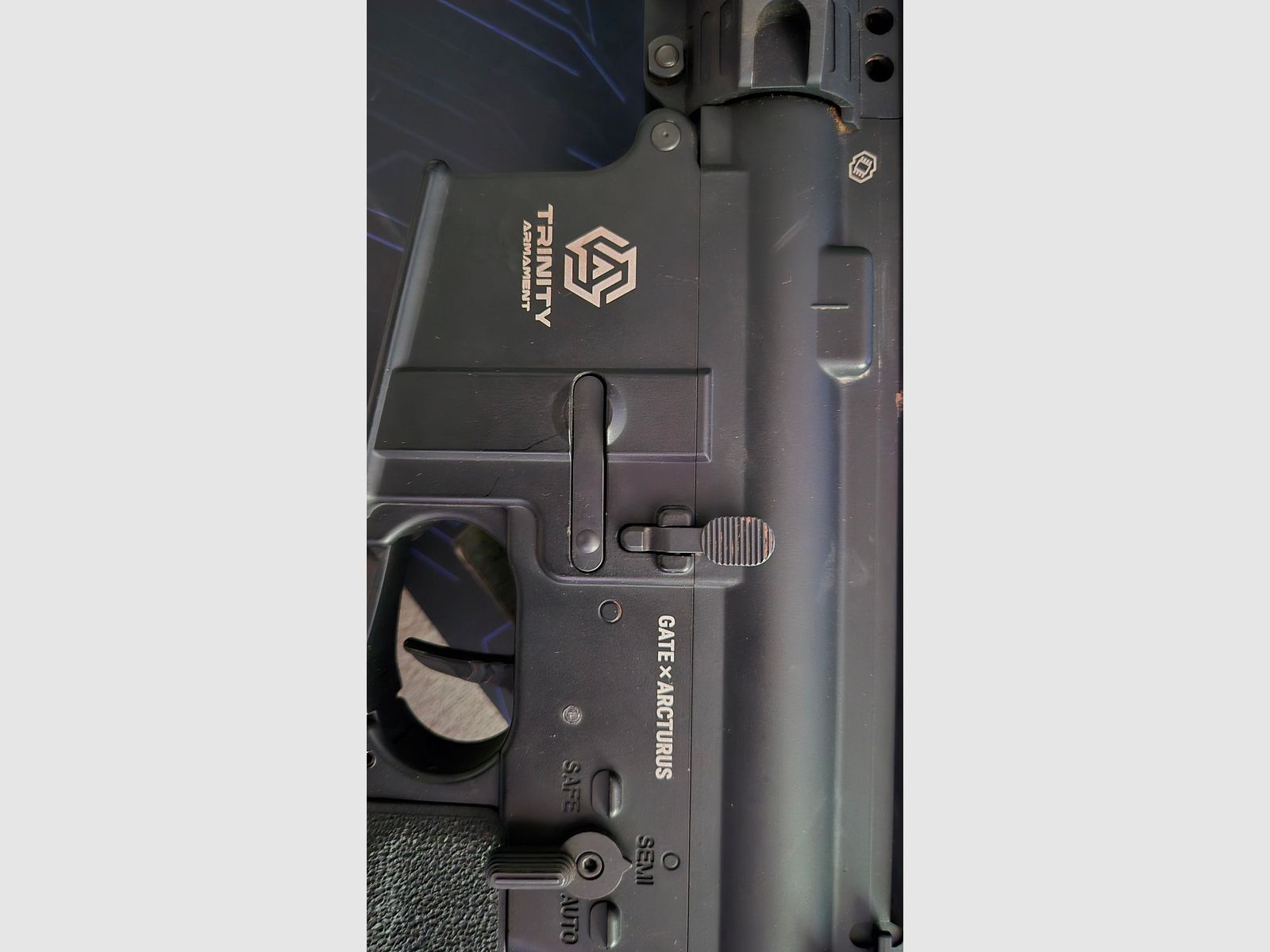 Airsoft ARCTURUS Trinity Armament Alpha Rifle 11.5" S-AEG mit GATE TITAN ll Bluetooth 