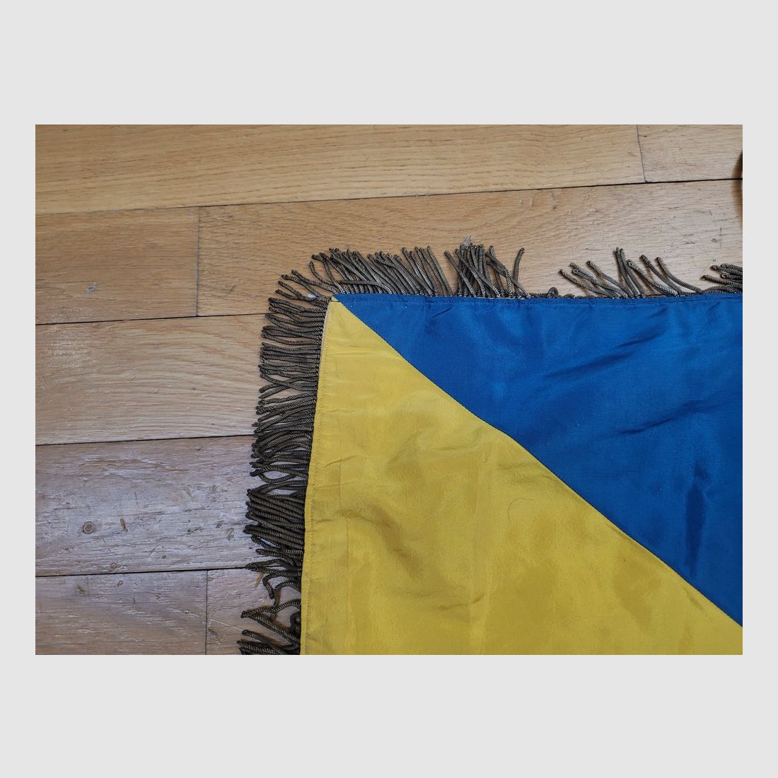 Très beau (et rare) fanion du 17° bataillon de Chausseurs – Période Seconde Guerre Mondiale au plus tard – Avec ses décorations d&rsquo;unité pour 1914 /18 et la Campagne de 1940 – Mat « au cor » des chasseurs – BE+/TBE, image 10 sur 15