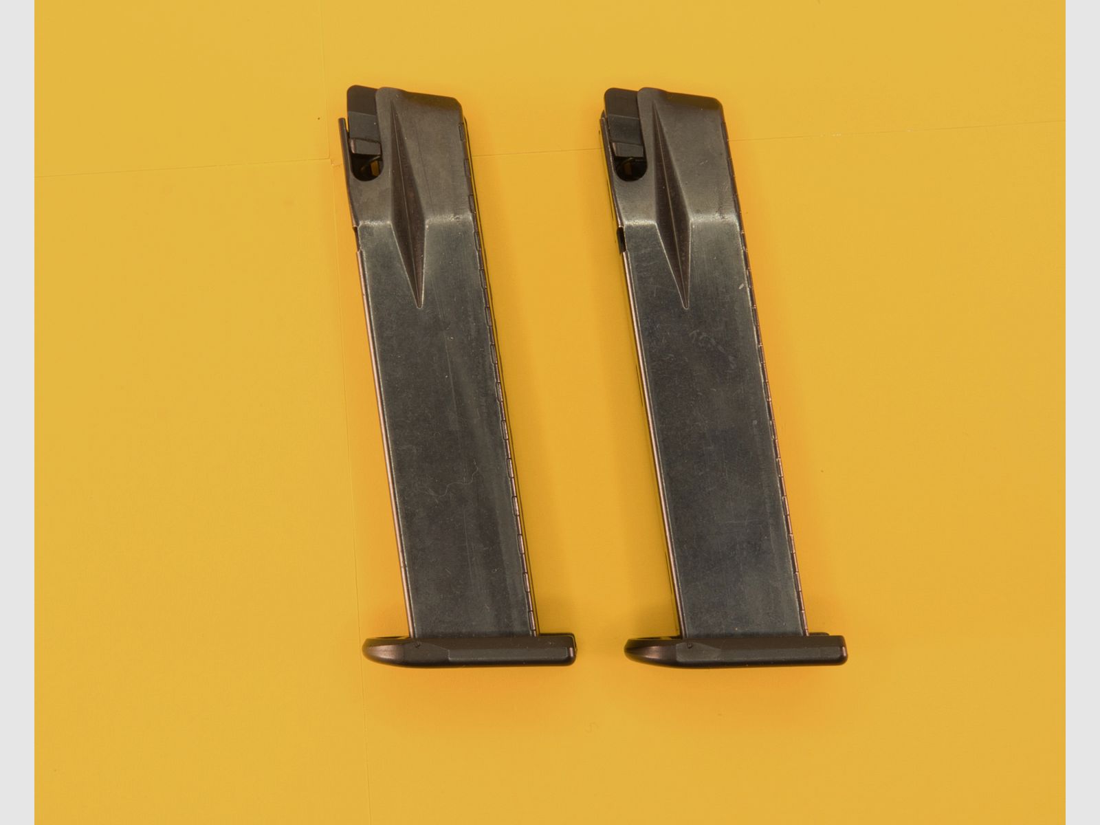 Biete hier zwei Magazine für die Walther P 99 Schreckschusswaffe an