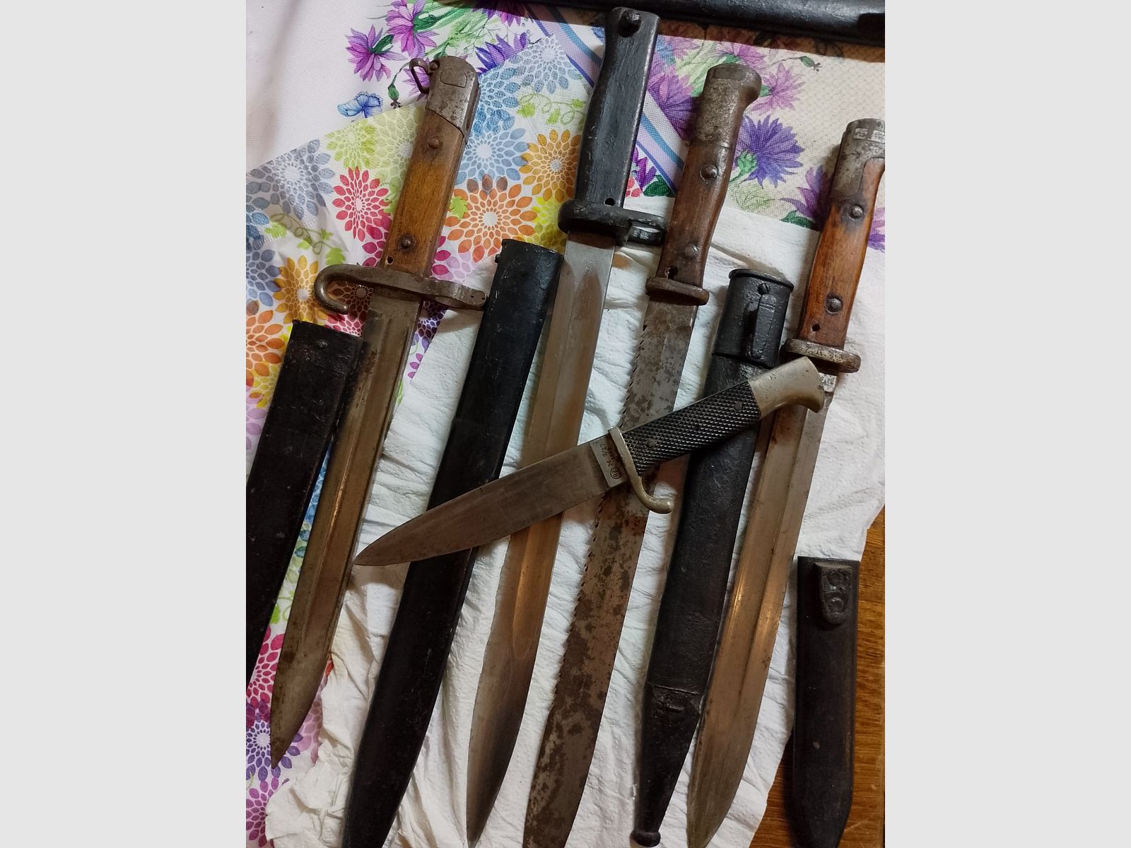 Convolto di vecchi baionette 1GM + 1 vecchio coltello da escursionismo/scout 1939