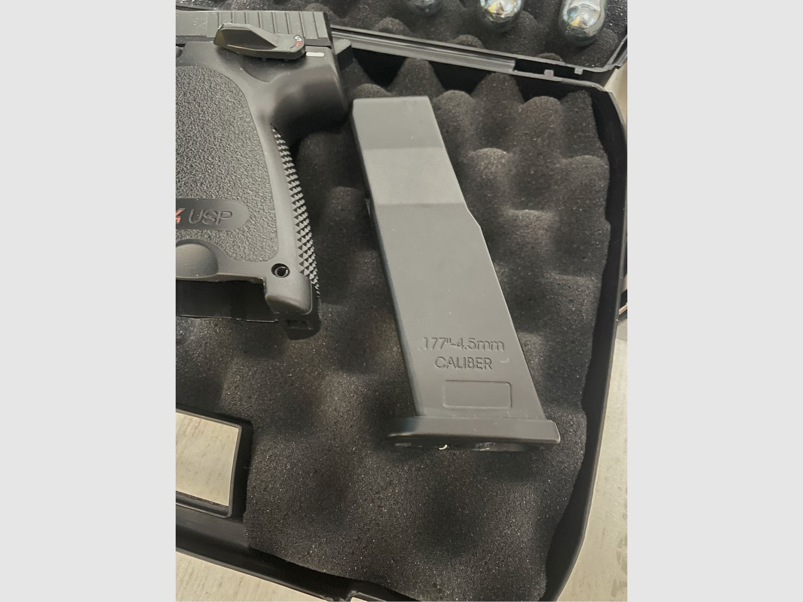 Heckler & Koch USP 4,5 mm BB Co2-Pistole mit Zubehör 
