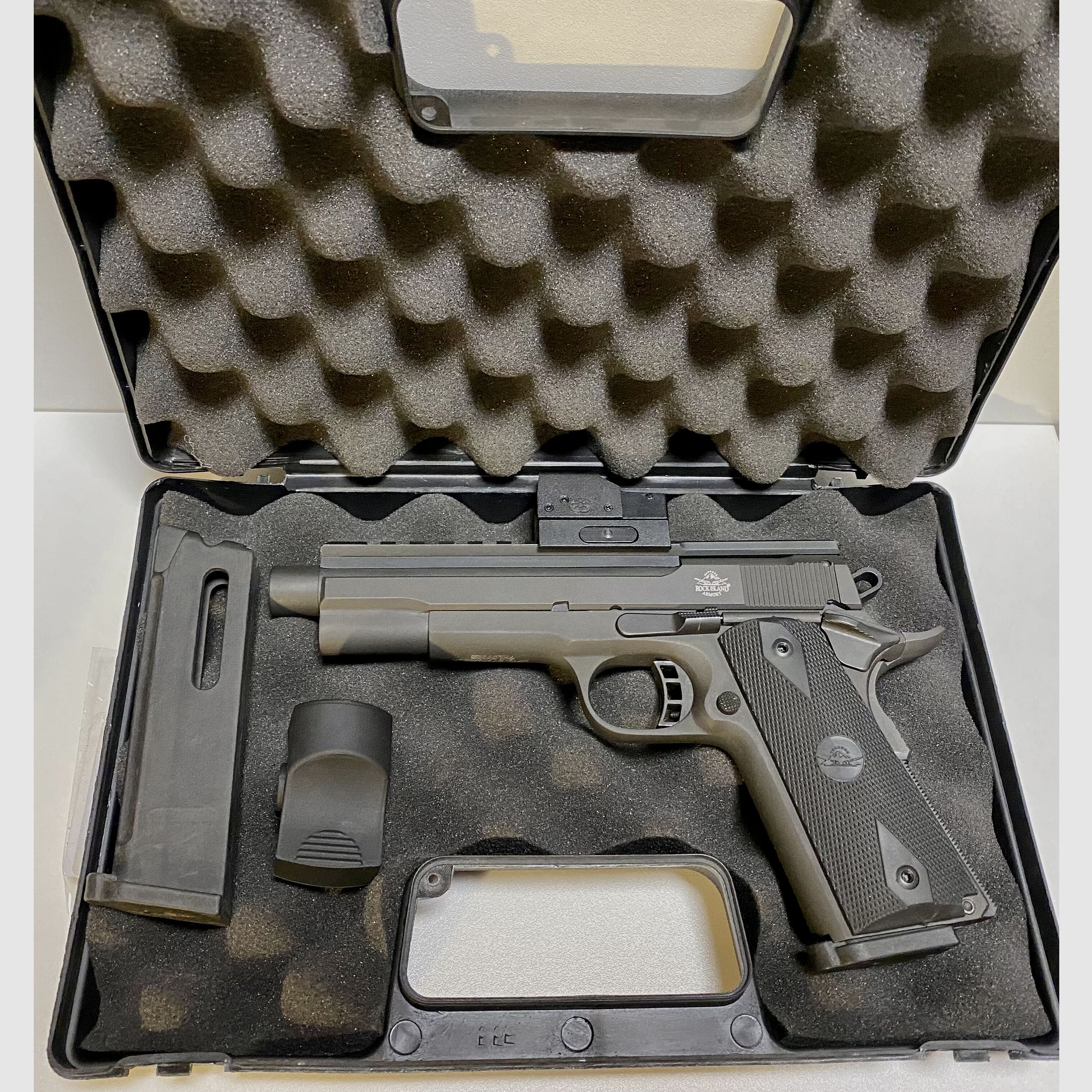 ARMSCOR - Rock Island Armory	 XT 22 FS Top Rail Ganzstahlwaffe mit Red Dot, Mündungsgewinde - Waffen Friedrichsnd