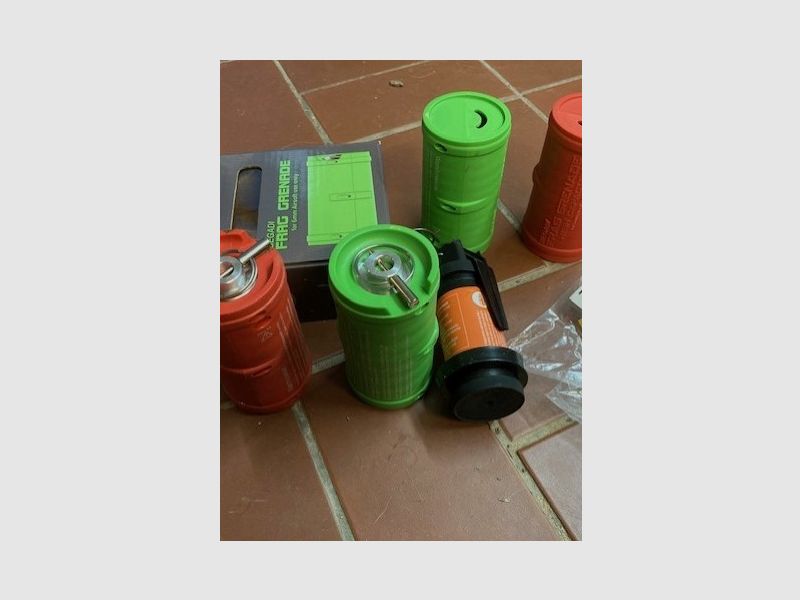 Granaty Airsoft Begadi Frag Grenade 1x Czerwony 1x Zielony