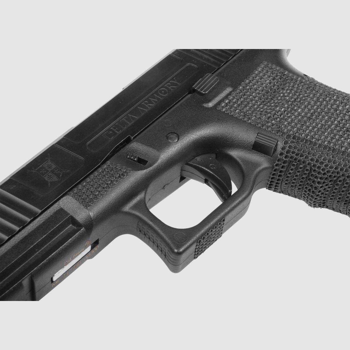 P04 GBB Airsoft Pistool met Grip Stippling in Zwart | Delta Armory