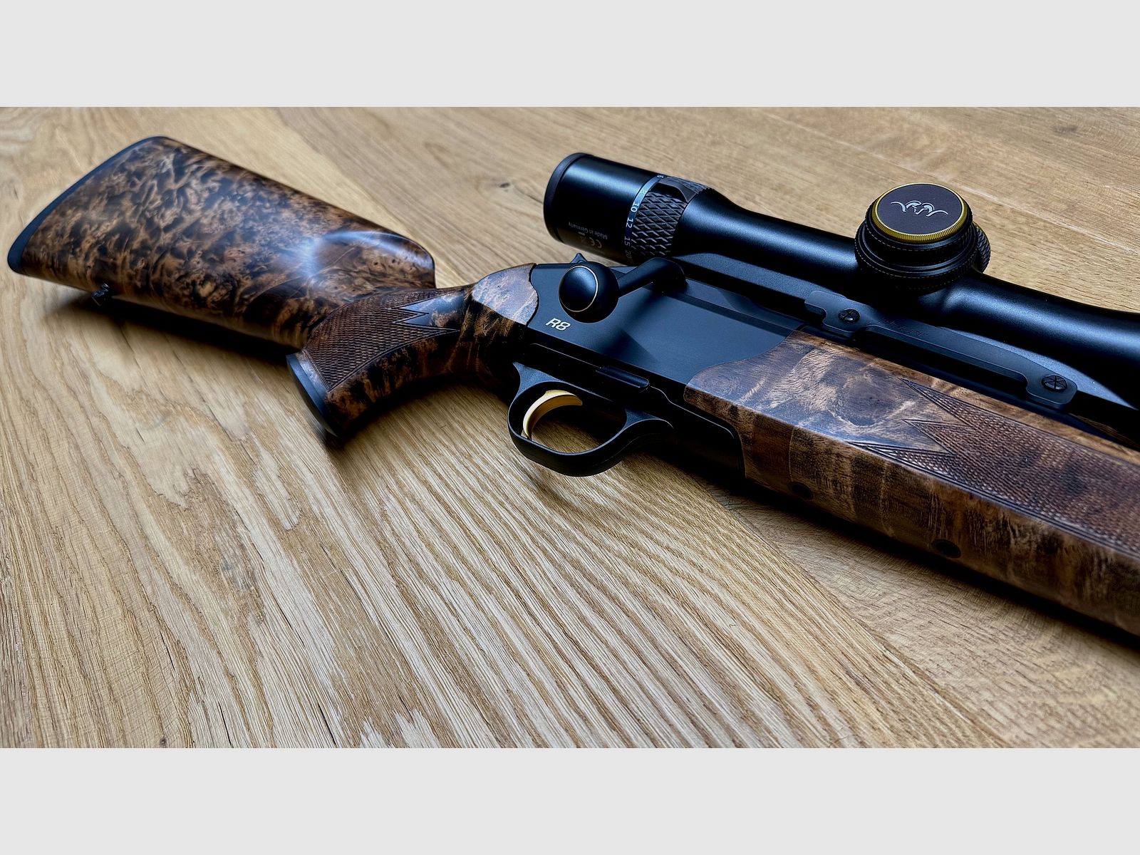 Blaser R8 Custom Schaftholz HK 9-10 / inkl. Blaser B1 2,8-20x50 Custom / mit vielen Goldelementen / TRAUMWAFFE