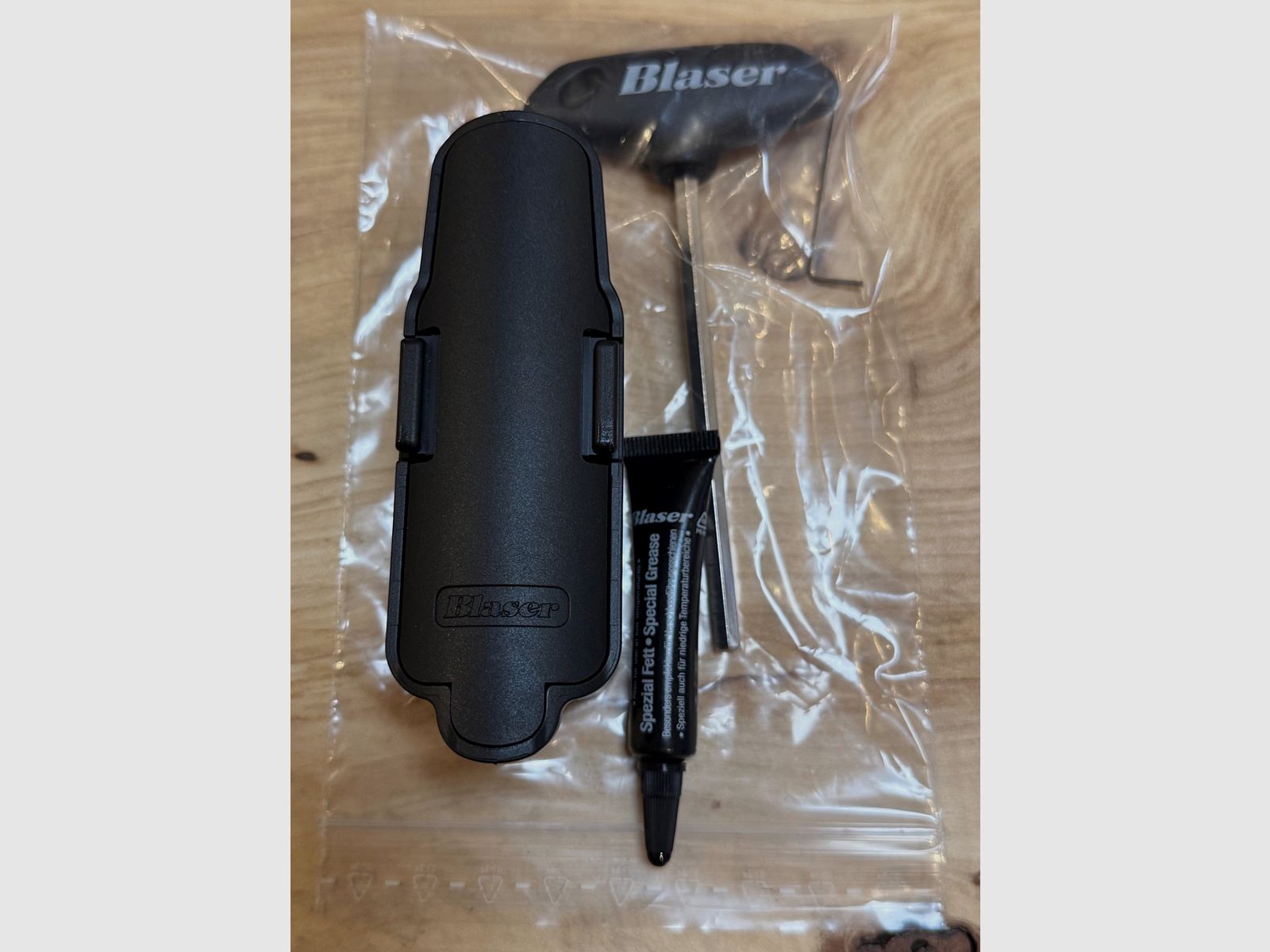 Blaser R8 Set: Magazinschachtabdeckung, Blaser Spezial Fett & Laufwechsel-Schlüssel