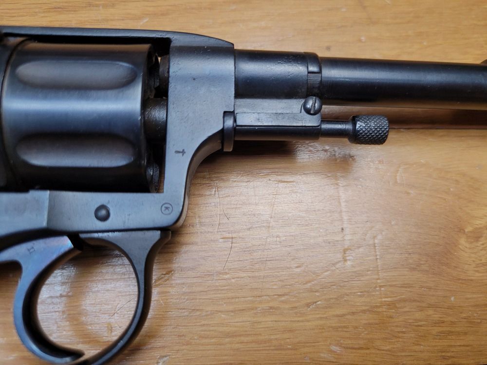 Mooie Russische revolver model 1895, bekend als Nagant – Keizerlijk model van het Peter I-arsenaal in Tula – Monomatrikulaire wapen uit de pre-revolutionaire tijd van 1915 – Kaliber 7,62 Nagant – Zeer mooie mechaniek en goede esthetische staat – Goede loop – Zeldzaam en keuze wapen in TBE, afbeelding 19 van 26